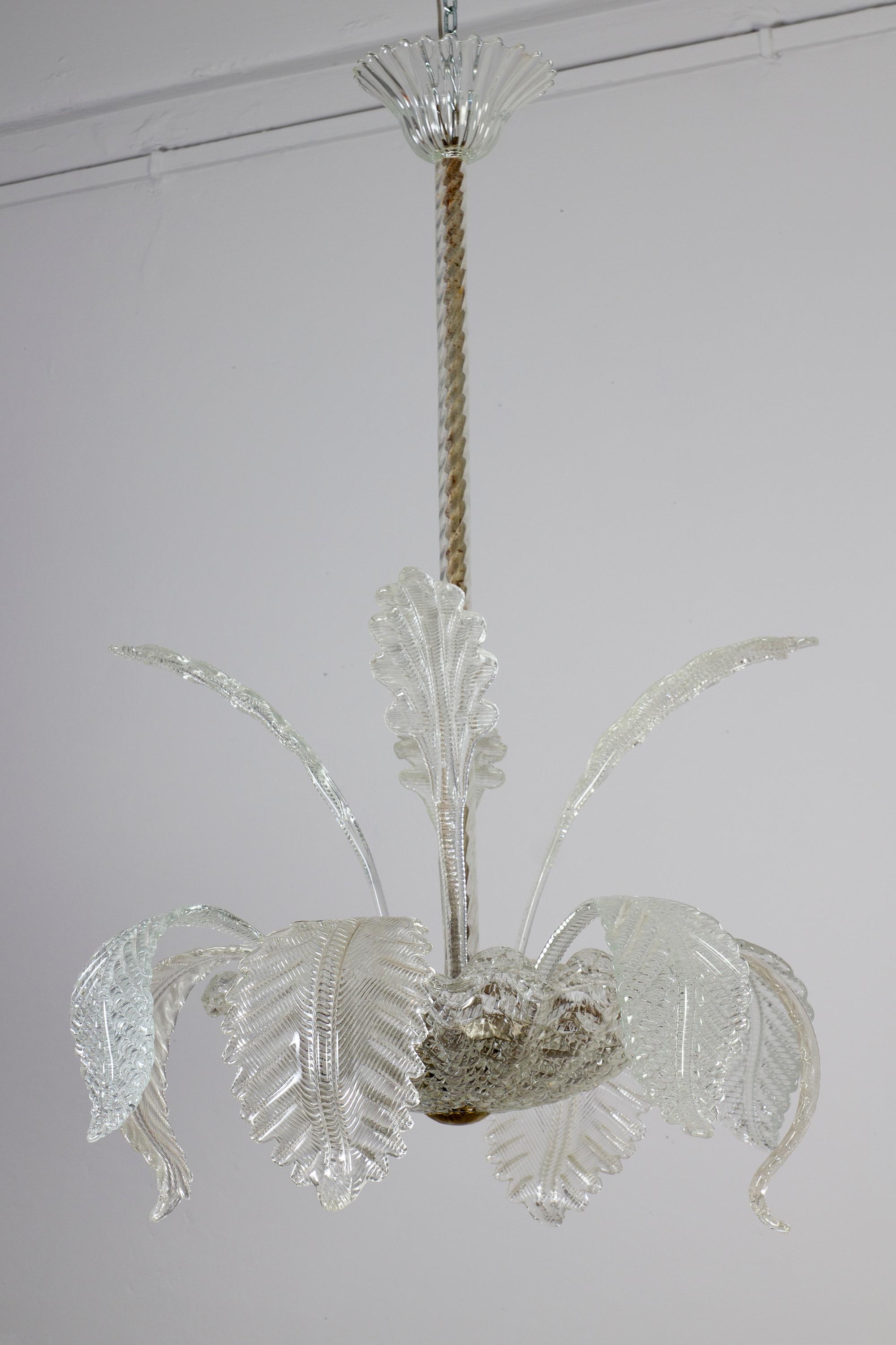 Charmanter Kronleuchter aus mundgeblasenem Murano-Glas von Ercole Barovier.
Ausgezeichneter Vintage-Zustand
Drei E 27-Glühbirnen.
Gereinigt und neu verkabelt, voll funktionstüchtig und einsatzbereit. In ausgezeichnetem Vintage-Zustand. Die Blätter,