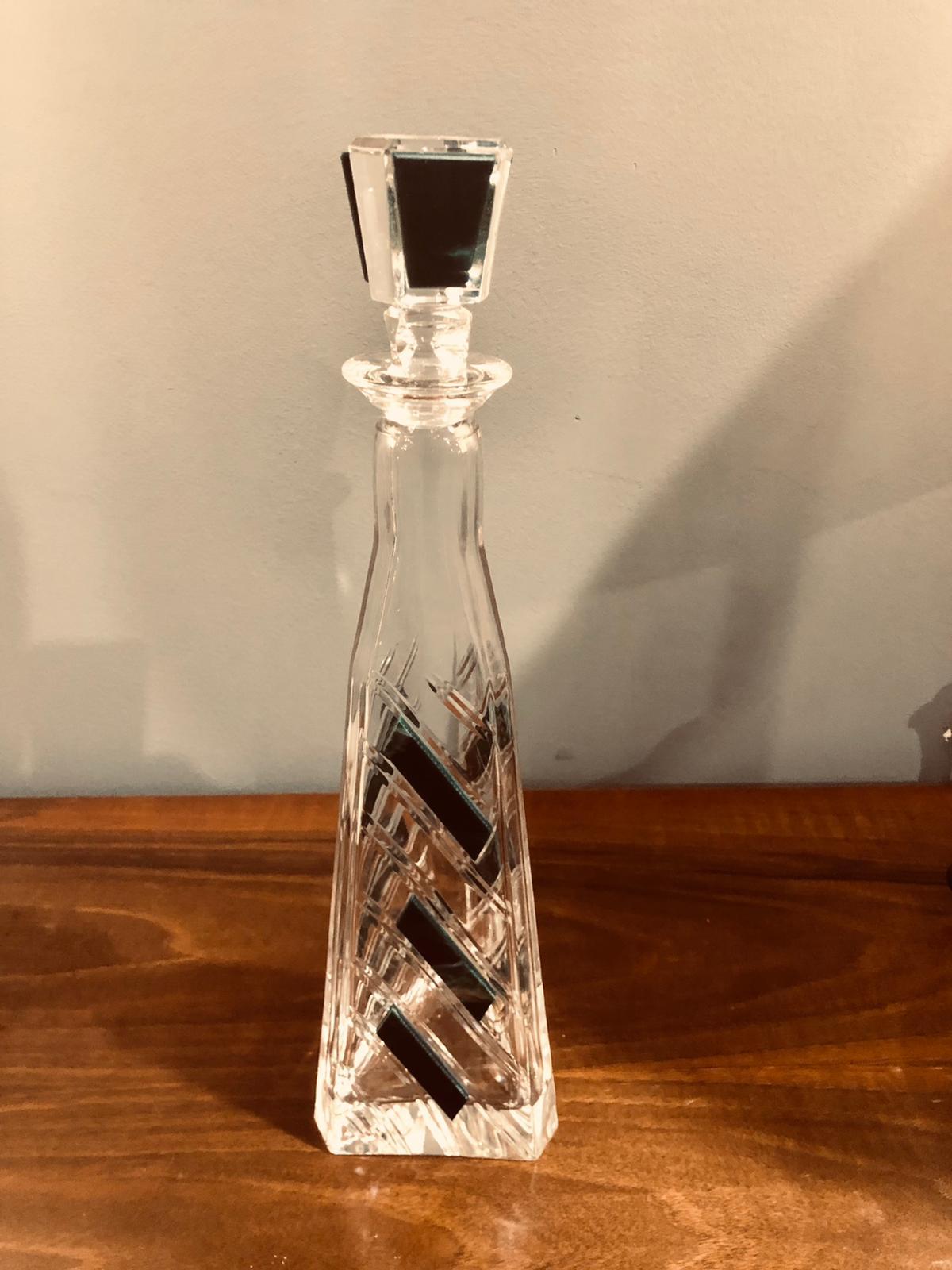 Amazing Art Deco Liqueur Bottle in ground Crystal with geometric inserts in shades of Dark Green. Ideal item to furnish your home with style.
Cap height 3.54 inches.