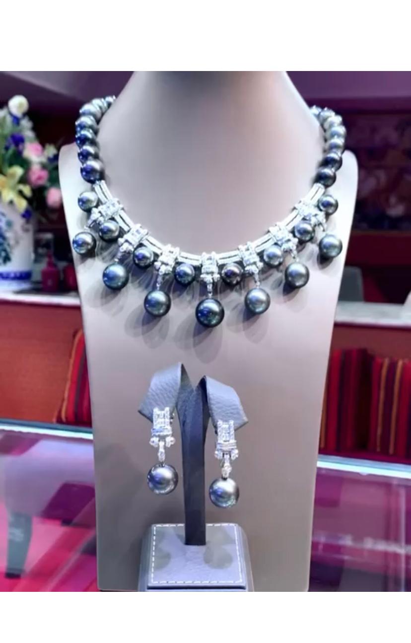 So atemberaubend und prächtige Parure im Art Deco-Stil, mit Tahiti-Perlen und Diamanten, komplett mit Halskette und Ohrringe in 18k Gold .
Halskette kommen mit Tahiti-Perlen von etwa
 13-15 mm , unbehandelt und natürlich, und Diamanten von 4, 22