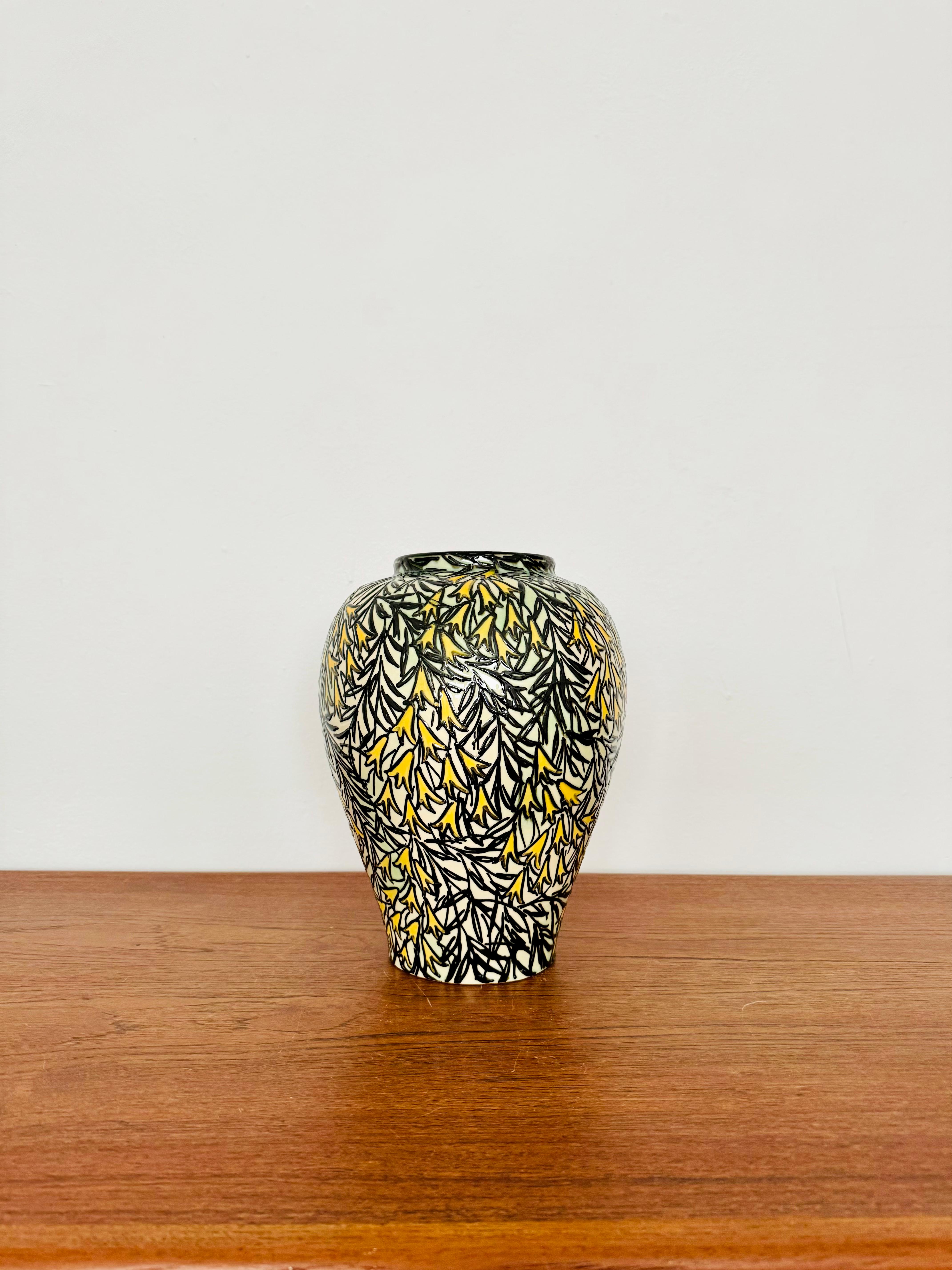 Vase en céramique époustouflant datant des années 1920.
Une conception extrêmement réussie.
Le motif sublime était particulièrement bien réalisé.
Un design magnifique et un objet en céramique spécial pour les collectionneurs.

Design/One :