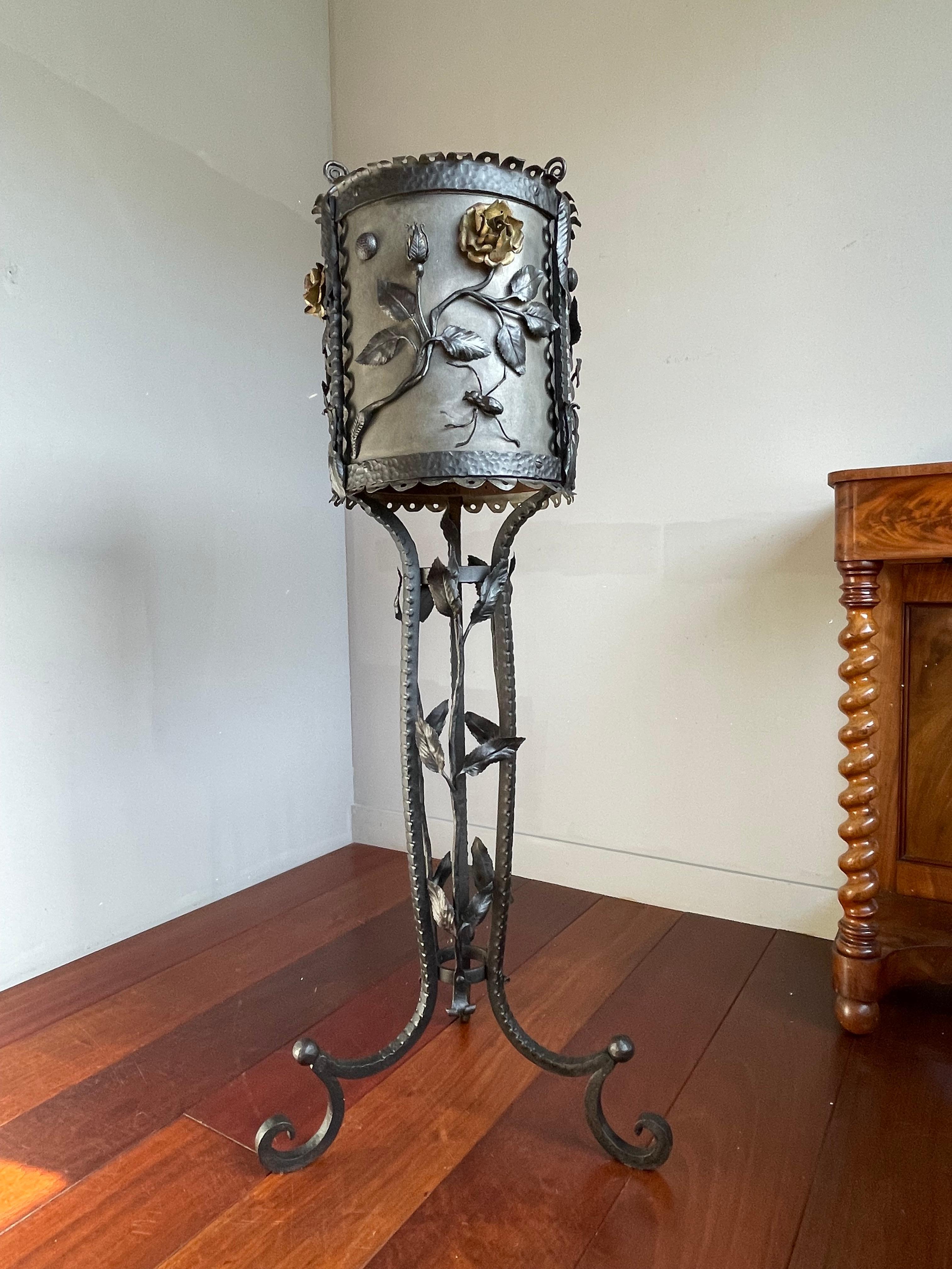 Amazing Arts & Crafts Wrought Iron Jardinière Plant Stand w. Rose Flowers & Bugs In Excellent Condition For Sale In Lisse, NL