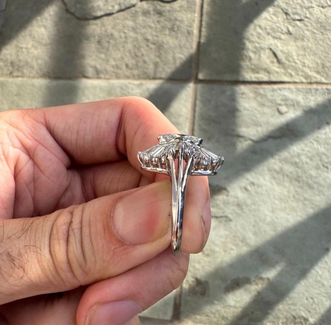 Taglio marquise Incredibile anello Ballerina di diamanti e platino con pietra centrale marquise di 2,25 CTW circa in vendita