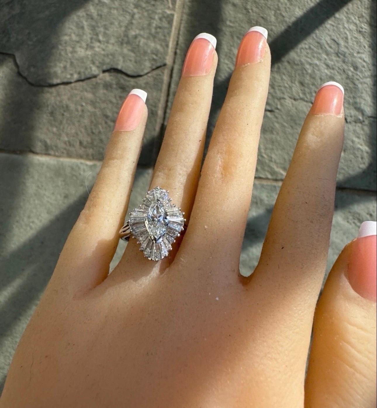 Incredibile anello Ballerina di diamanti e platino con pietra centrale marquise di 2,25 CTW circa In condizioni buone in vendita a West Hollywood, CA