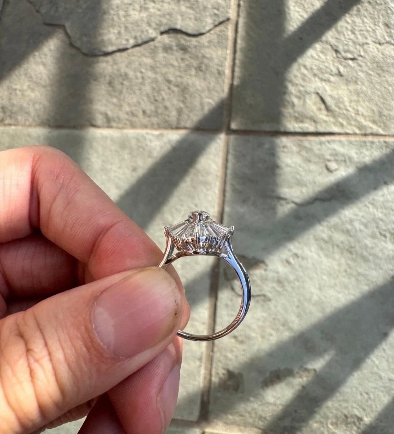 Uomo Incredibile anello Ballerina di diamanti e platino con pietra centrale marquise di 2,25 CTW circa in vendita