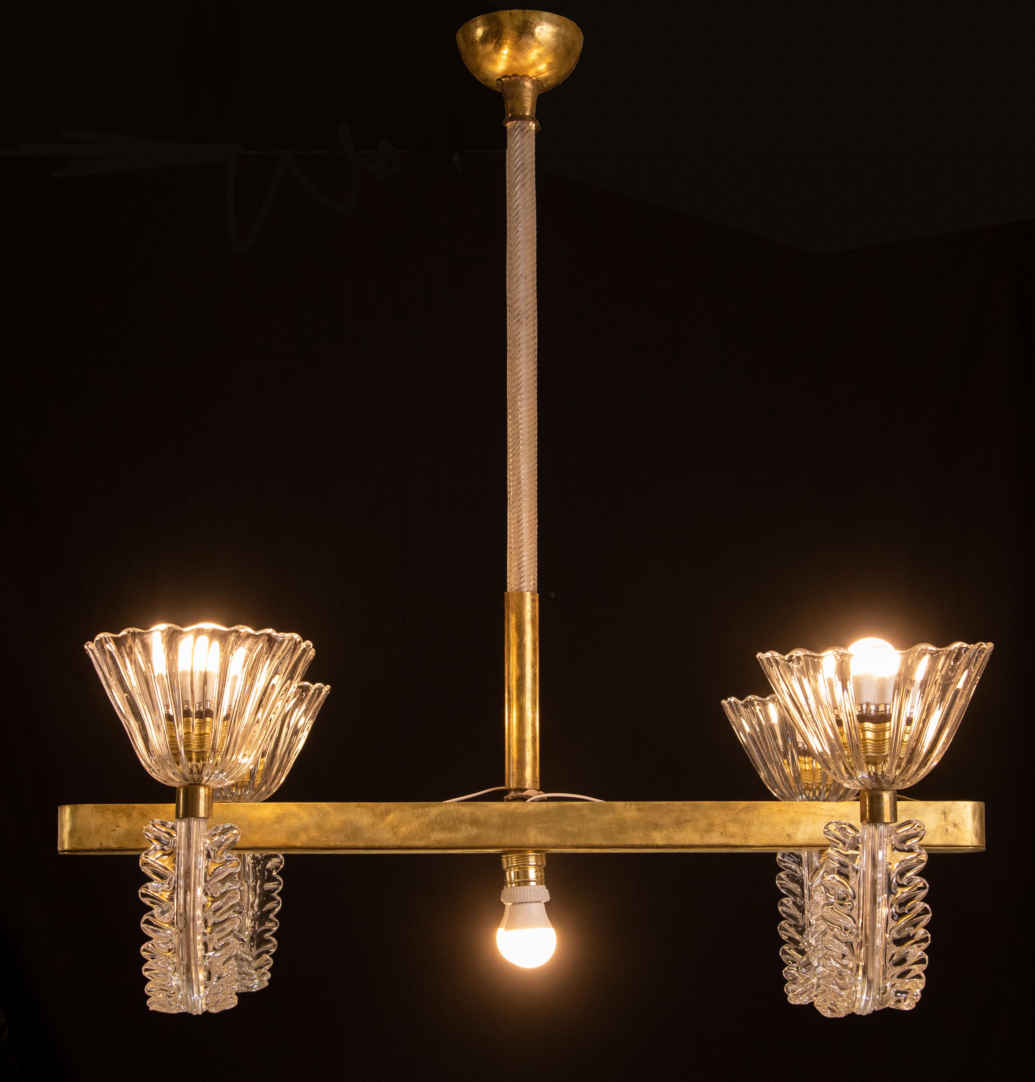 Extraordinary Murano chandelier from the Barovier and Toso glassworks.

Period circa 1950.

The chandelier consists of a central brass axis, fully restored to polished finish to which 4 arms with cups are attached.

Two other lights are mounted