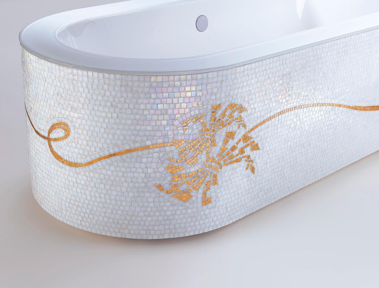 Modern Amazing Bathtub Daisy Mosaic and Gold Artistic Mosaic Decoration For Sale