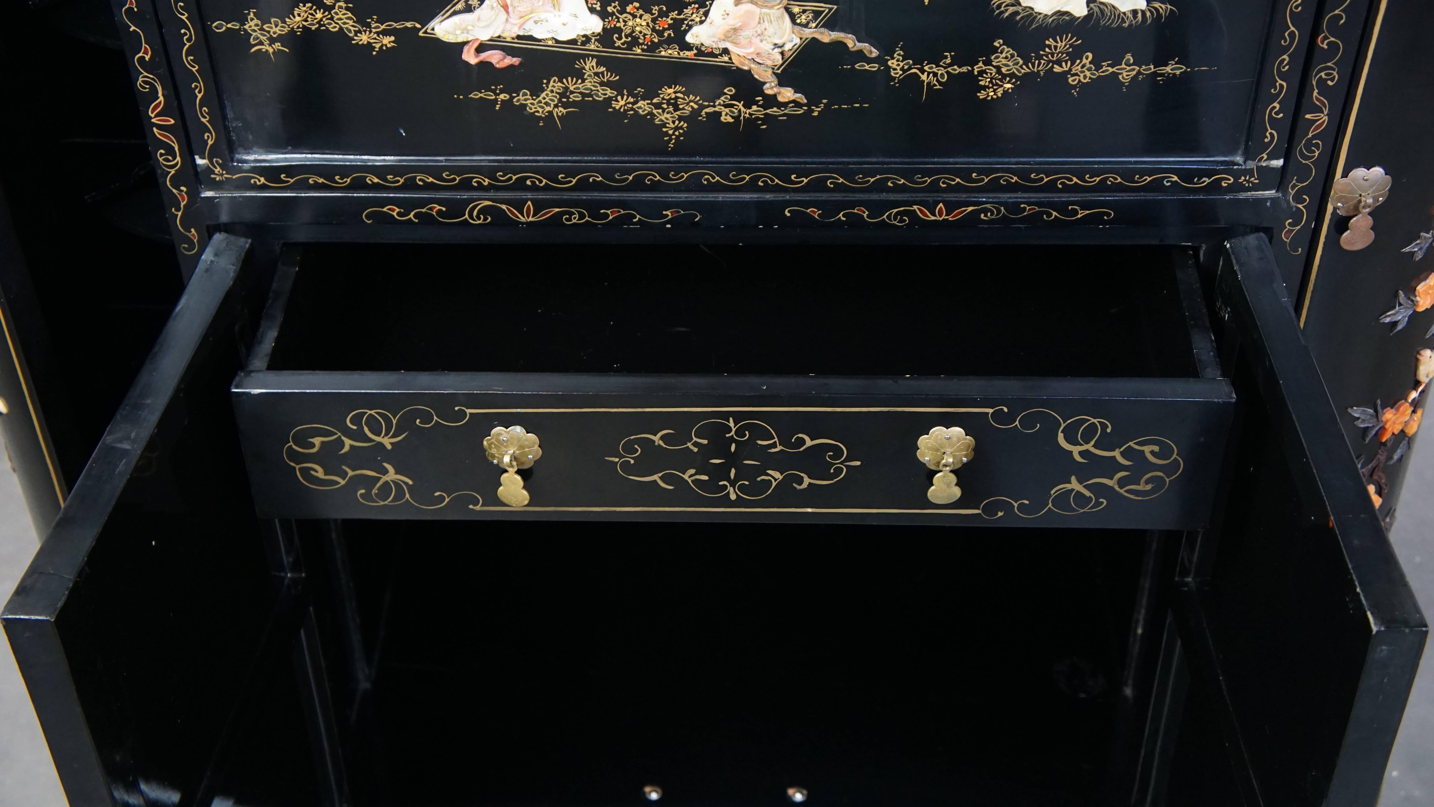 Asombroso Armario para Bebidas/Bar Chino Vintage Negro con Figuras Elegantes 8