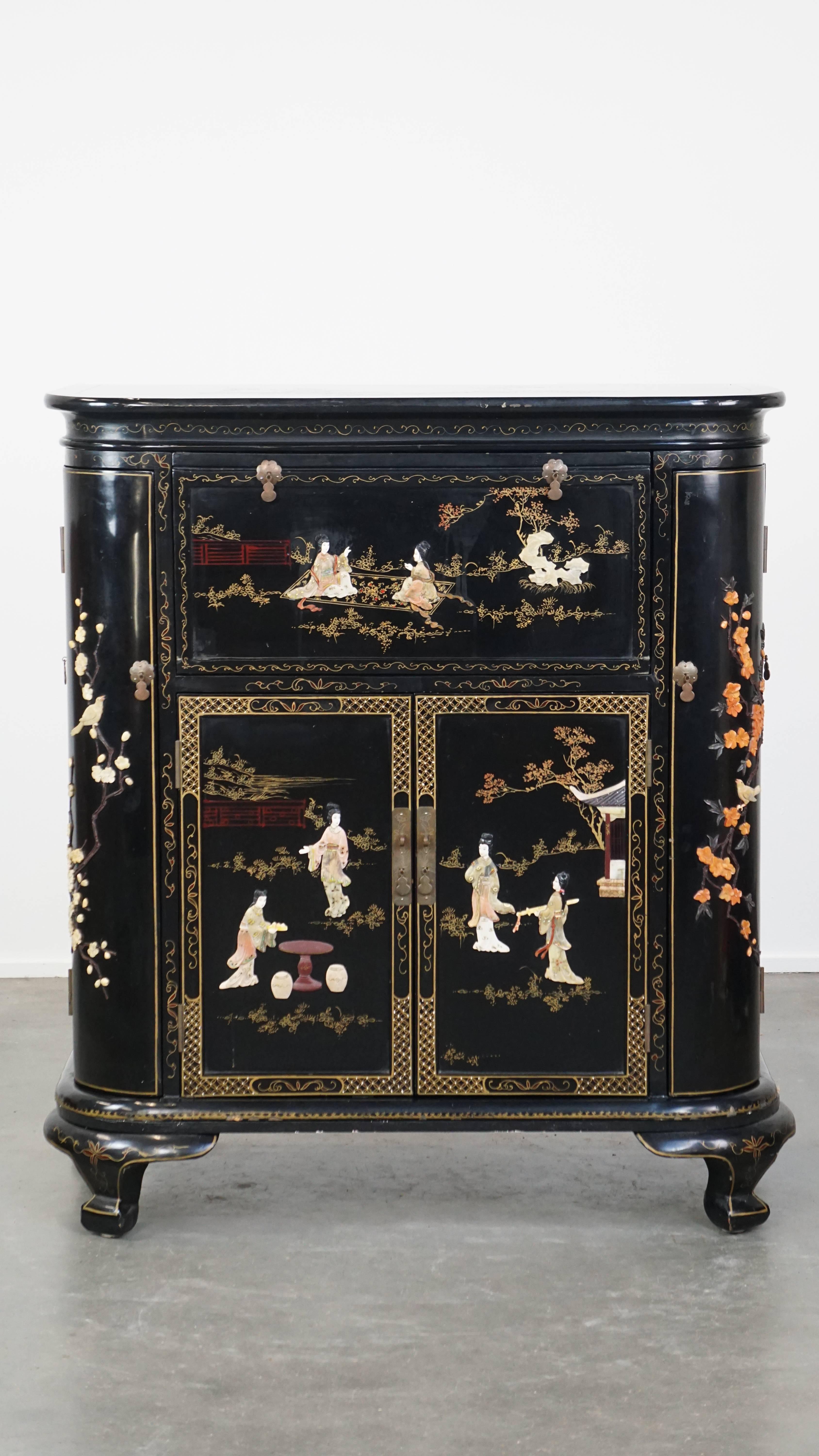 ¿Qué encanto tiene este armario único? Es el complemento perfecto para cualquiera que aprecie los muebles bonitos y disfrute de una copa de vez en cuando. Con múltiples opciones de almacenamiento, compartimentos y cajones, podrás guardar fácilmente
