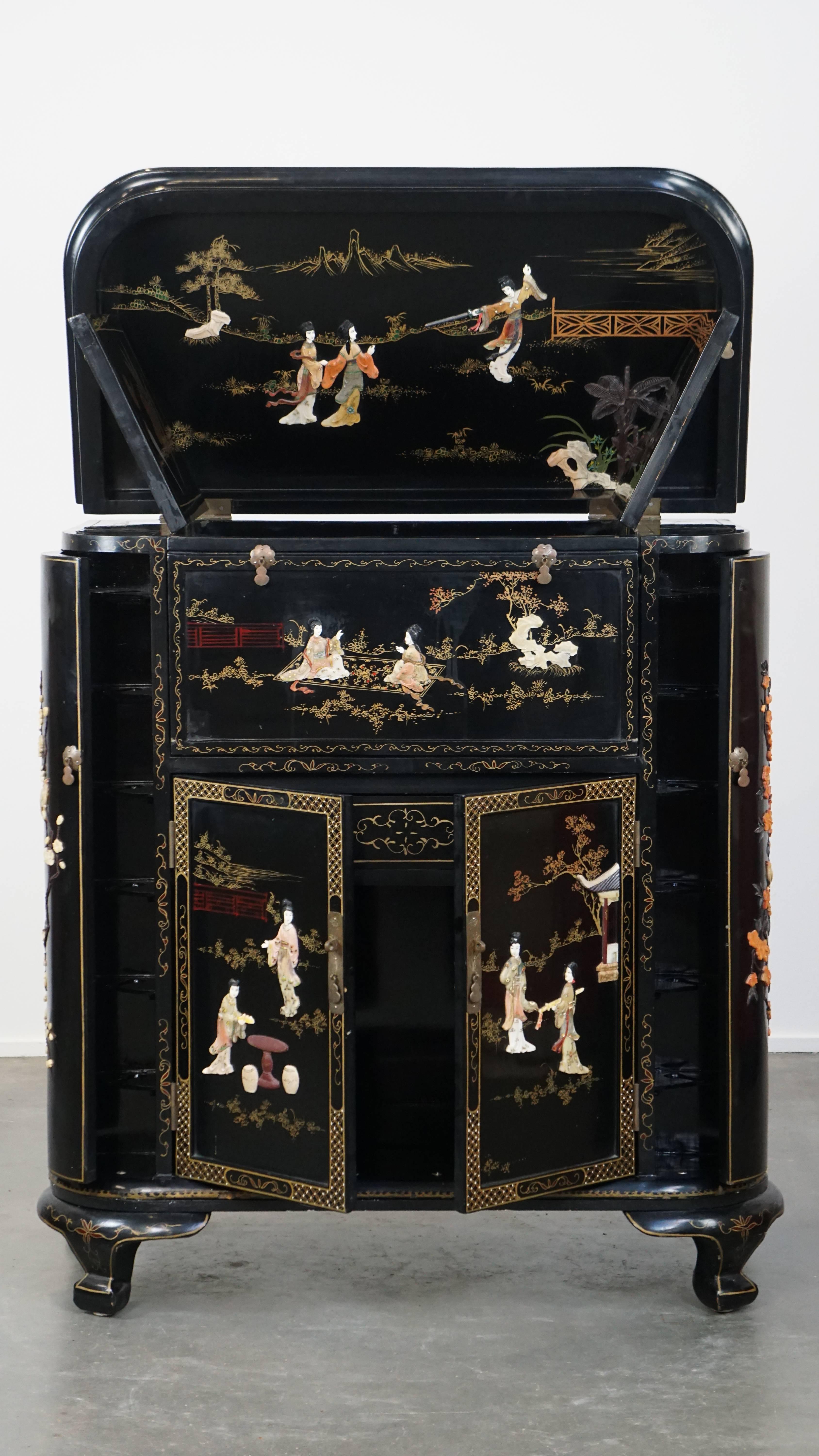Asombroso Armario para Bebidas/Bar Chino Vintage Negro con Figuras Elegantes Romano clásico