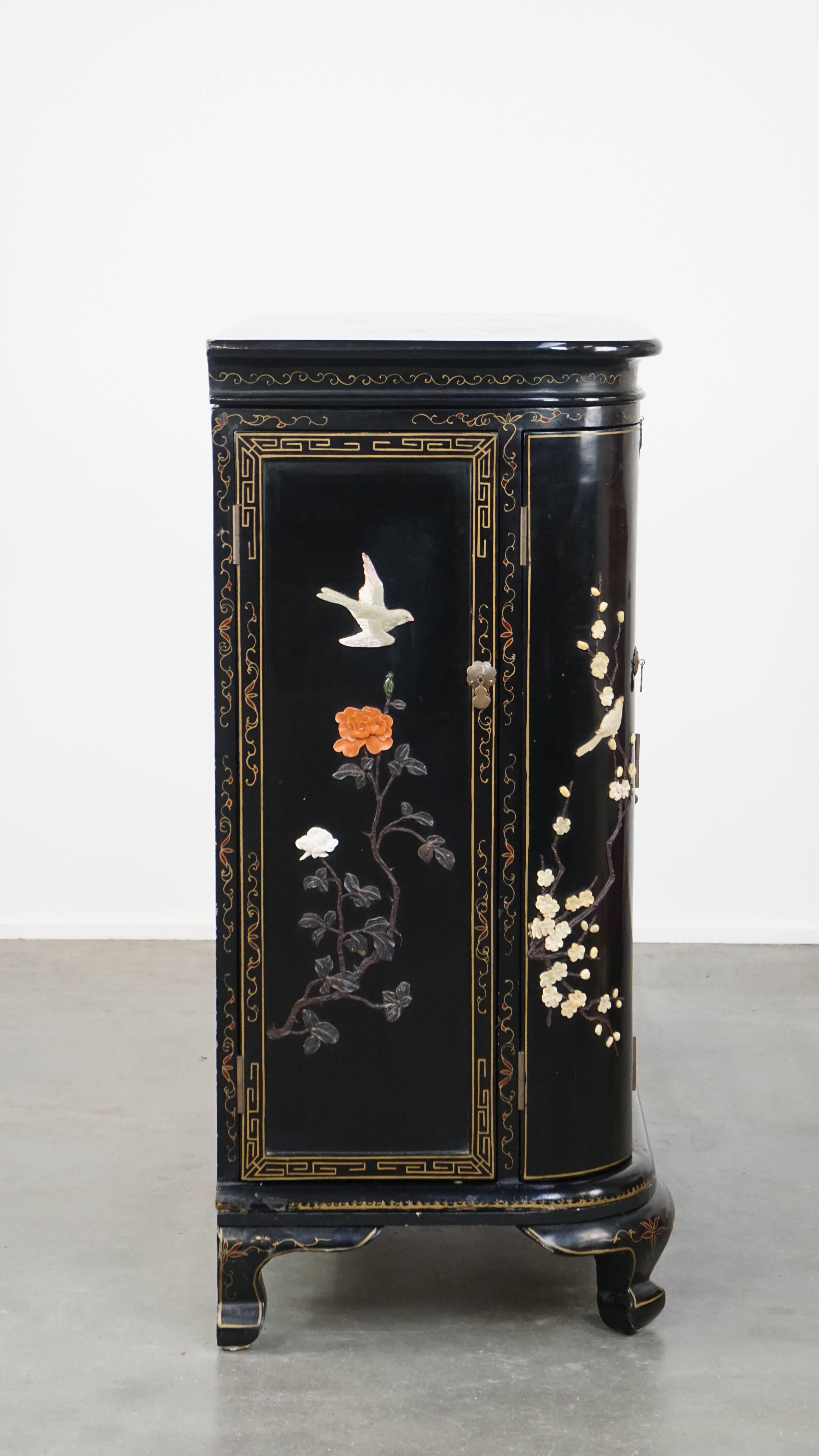 Asombroso Armario para Bebidas/Bar Chino Vintage Negro con Figuras Elegantes Hecho a mano