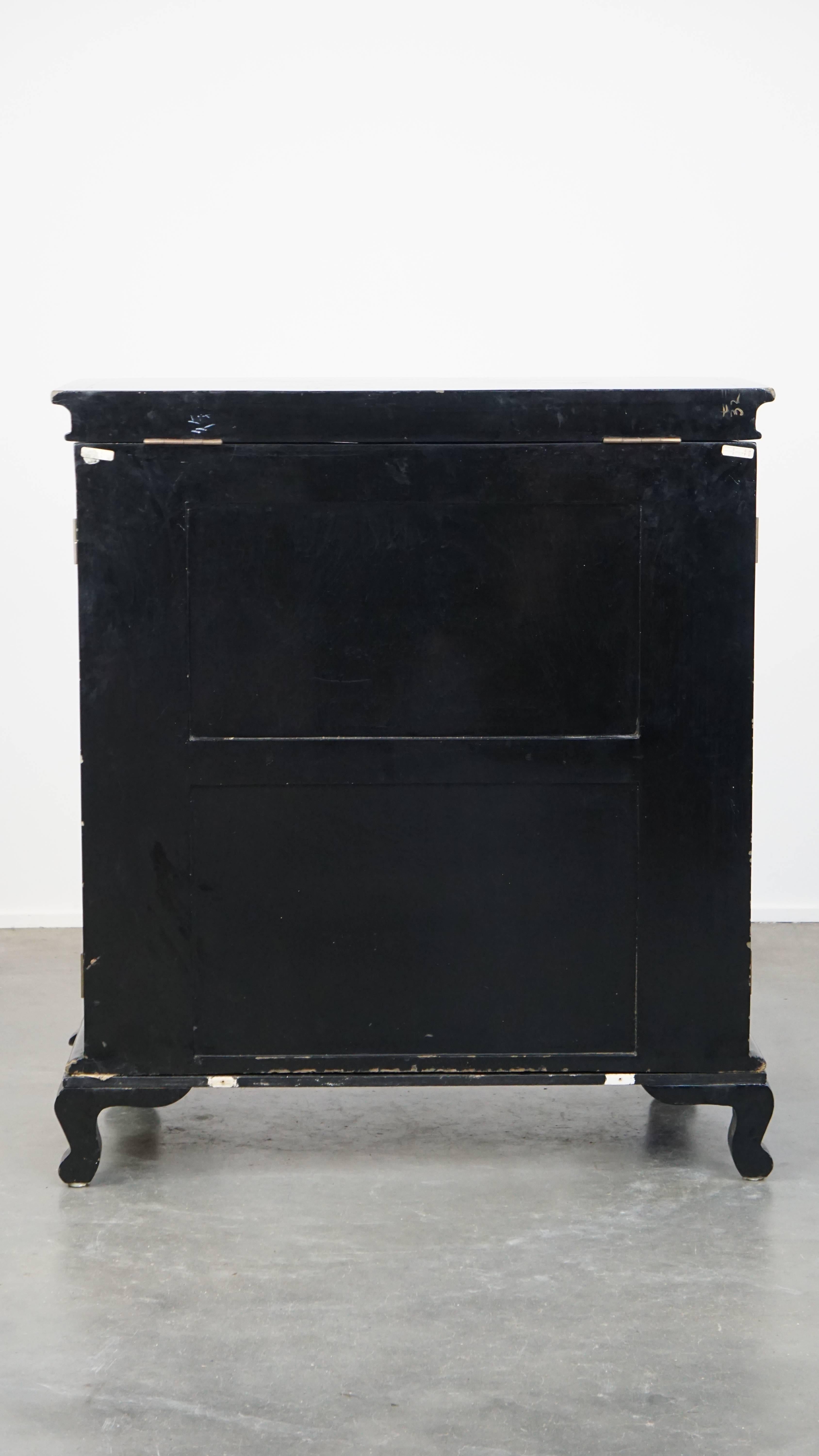 Asombroso Armario para Bebidas/Bar Chino Vintage Negro con Figuras Elegantes siglo XX