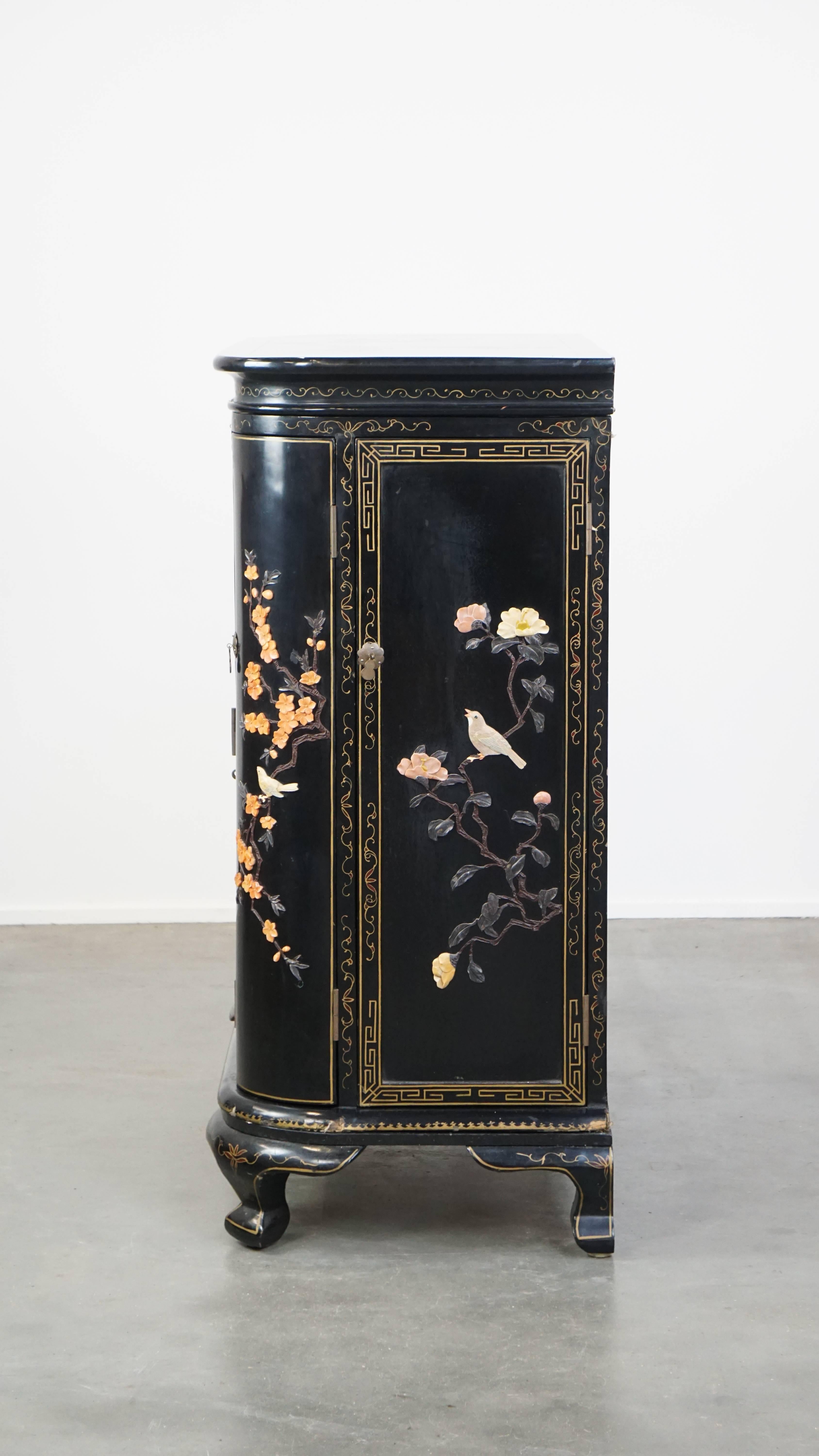 Asombroso Armario para Bebidas/Bar Chino Vintage Negro con Figuras Elegantes Madera