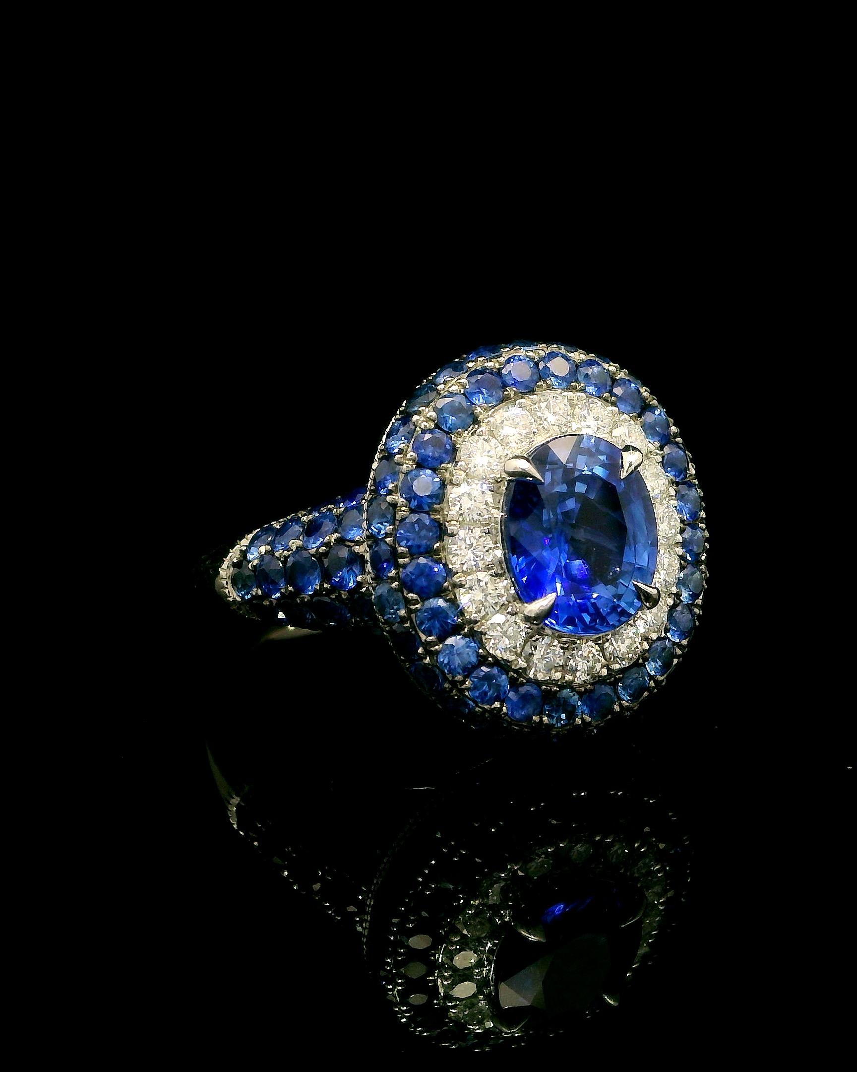 Taglio cuscino Incredibile! Anello aureola con zaffiro blu! in vendita