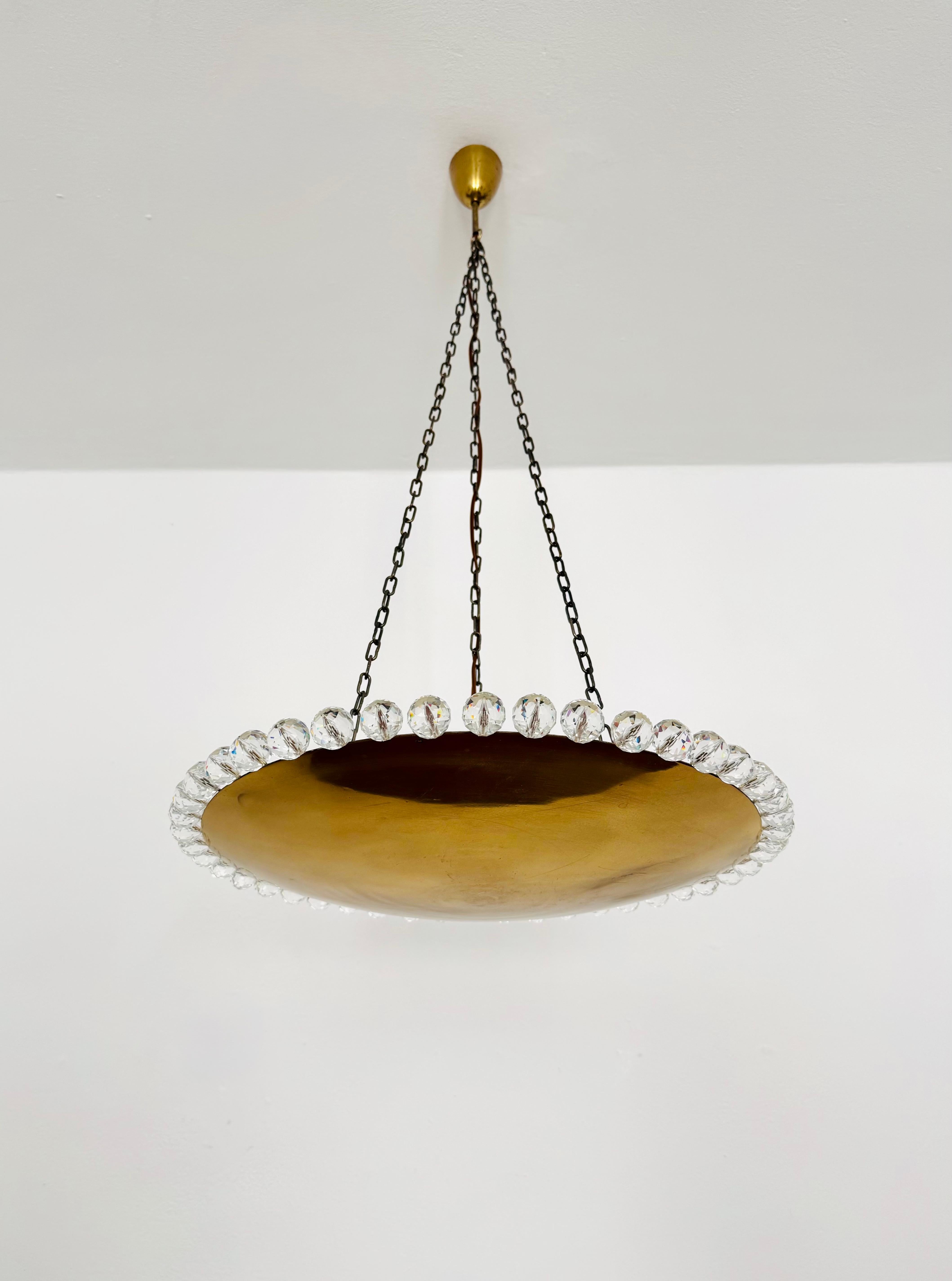 Mid-Century moderno Incredibile lampada a sospensione in ottone con cristalli di Bakalowits in vendita
