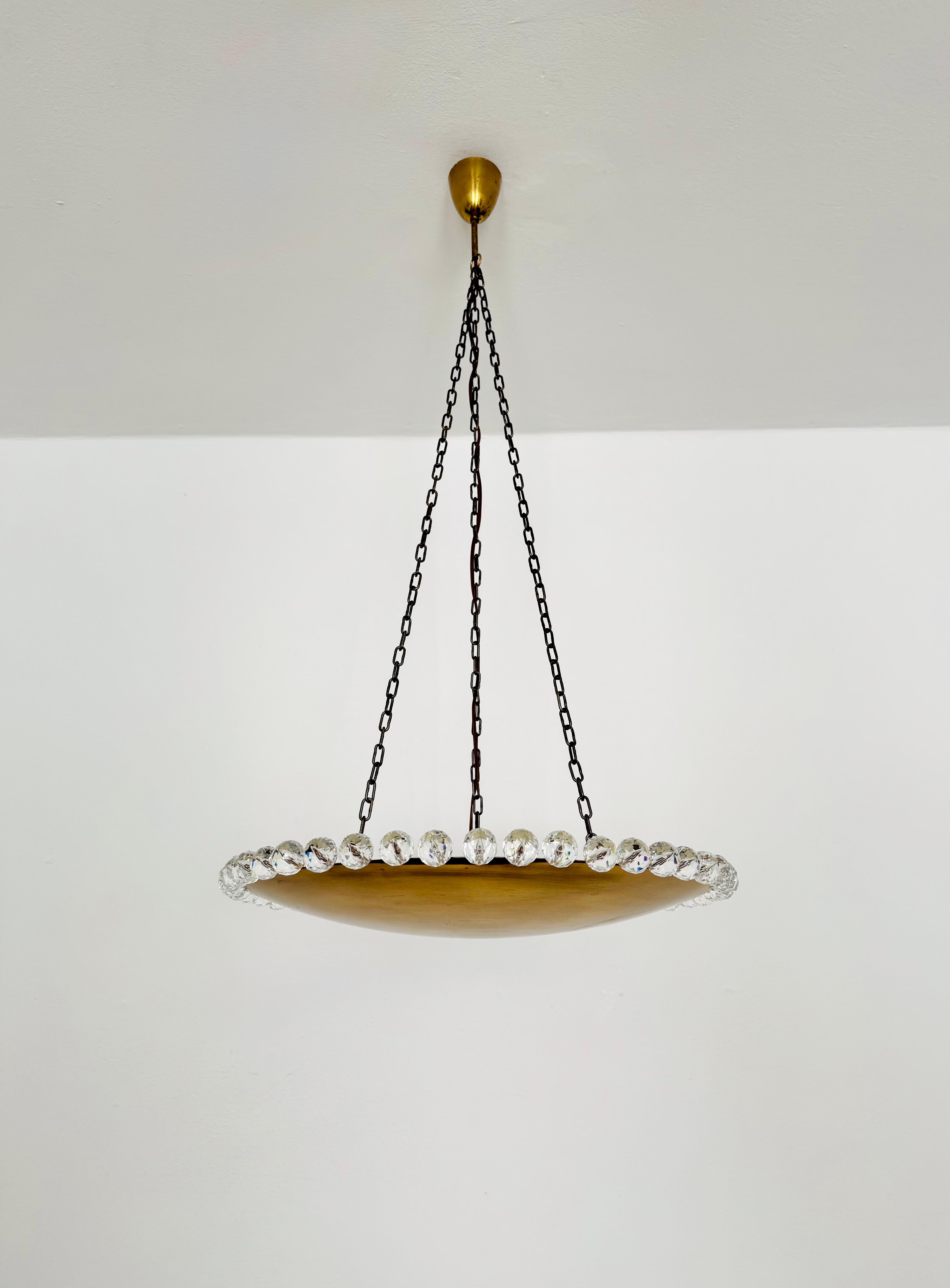 Austriaco Incredibile lampada a sospensione in ottone con cristalli di Bakalowits in vendita