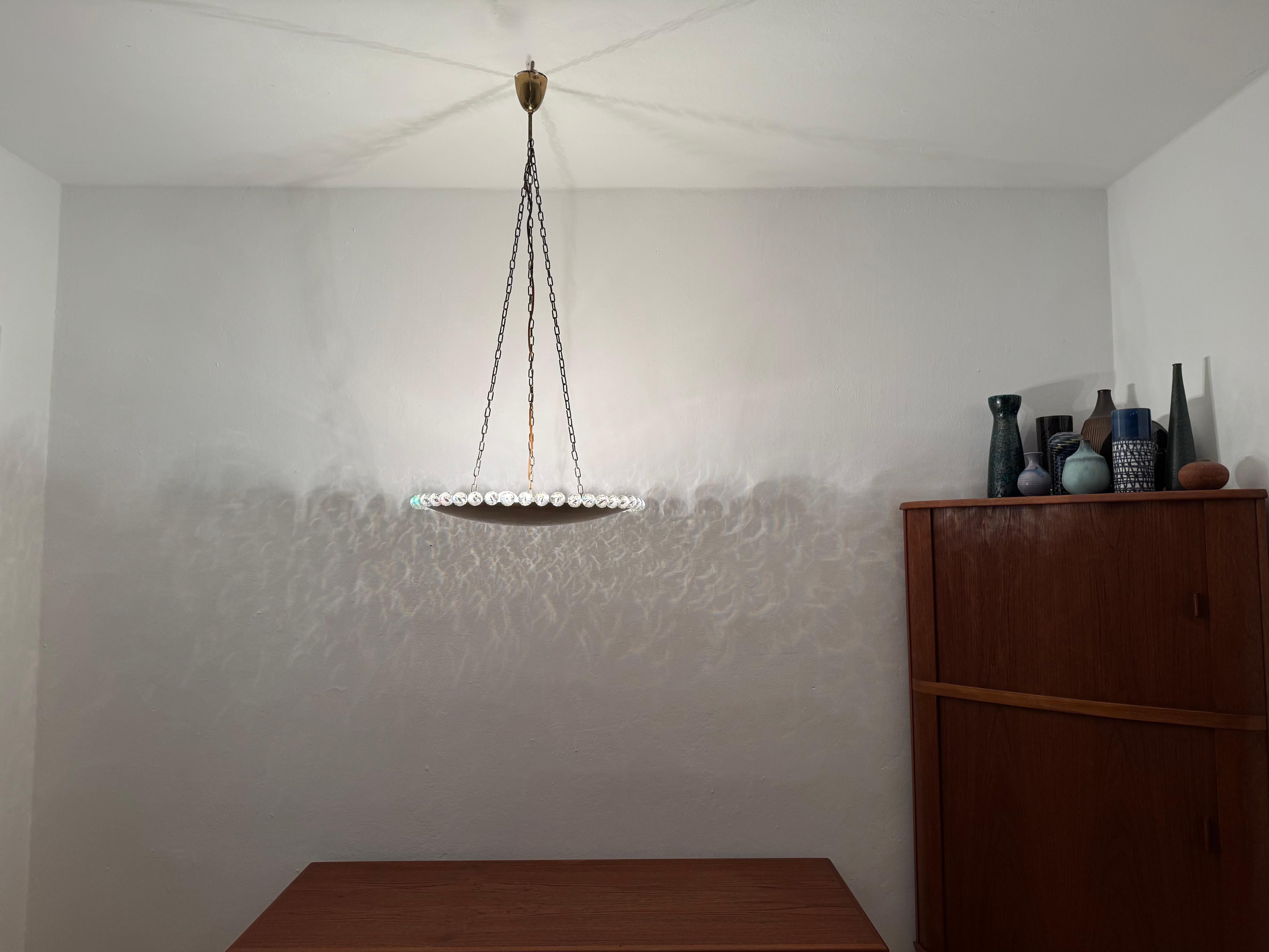 Incredibile lampada a sospensione in ottone con cristalli di Bakalowits in vendita 1