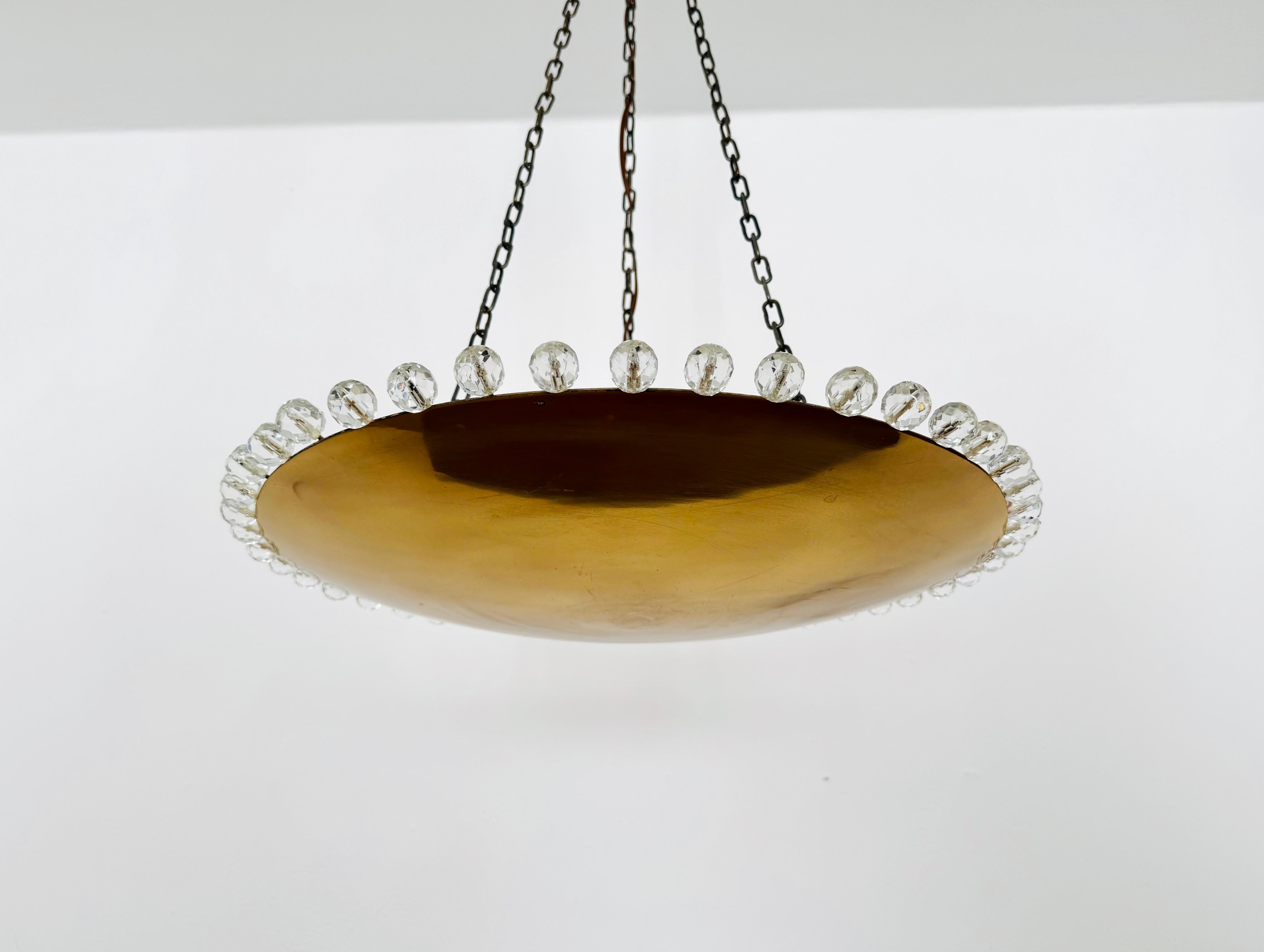 Merveilleux plafonnier des années 1950.
La lampe, avec ses globes en verre de cristal, a un aspect très luxueux et brille magnifiquement.
Le Design/One et les matériaux utilisés créent une merveilleuse lumière chatoyante.
Une lampe étonnante et un