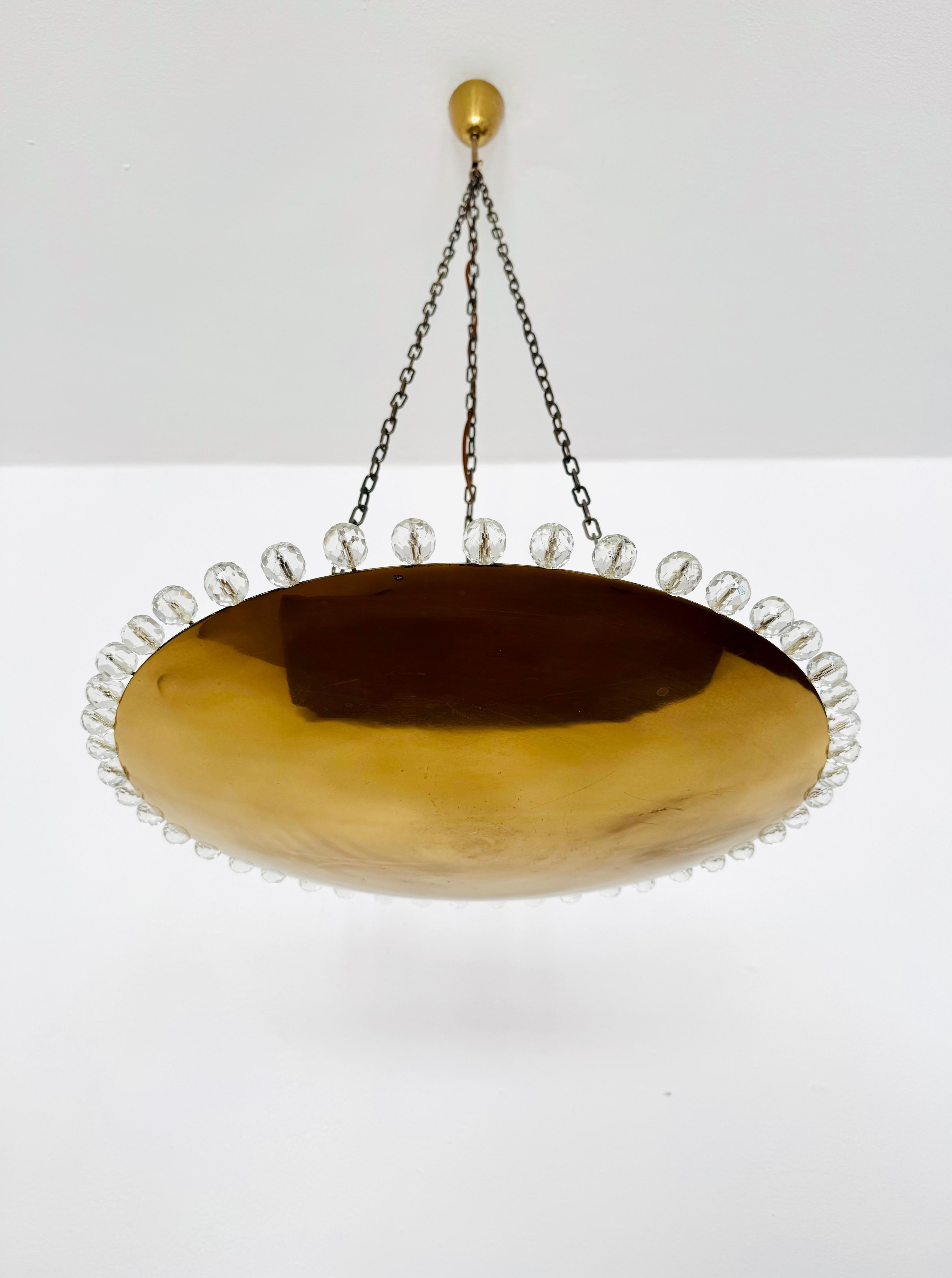 Mid-Century Modern Magnifique lampe suspendue en laiton avec cristaux de Rupert Nikoll en vente