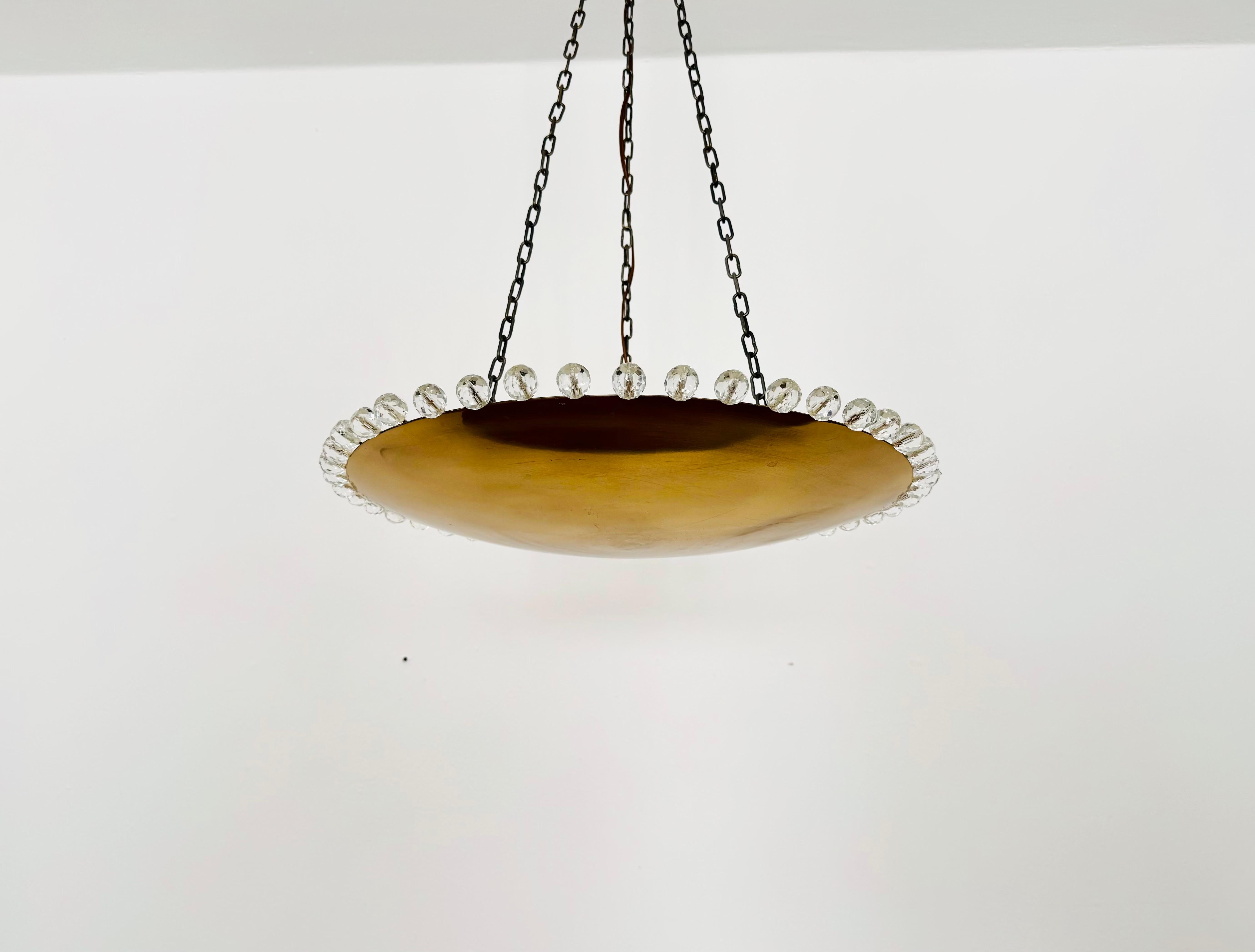 Autrichien Magnifique lampe suspendue en laiton avec cristaux de Rupert Nikoll en vente