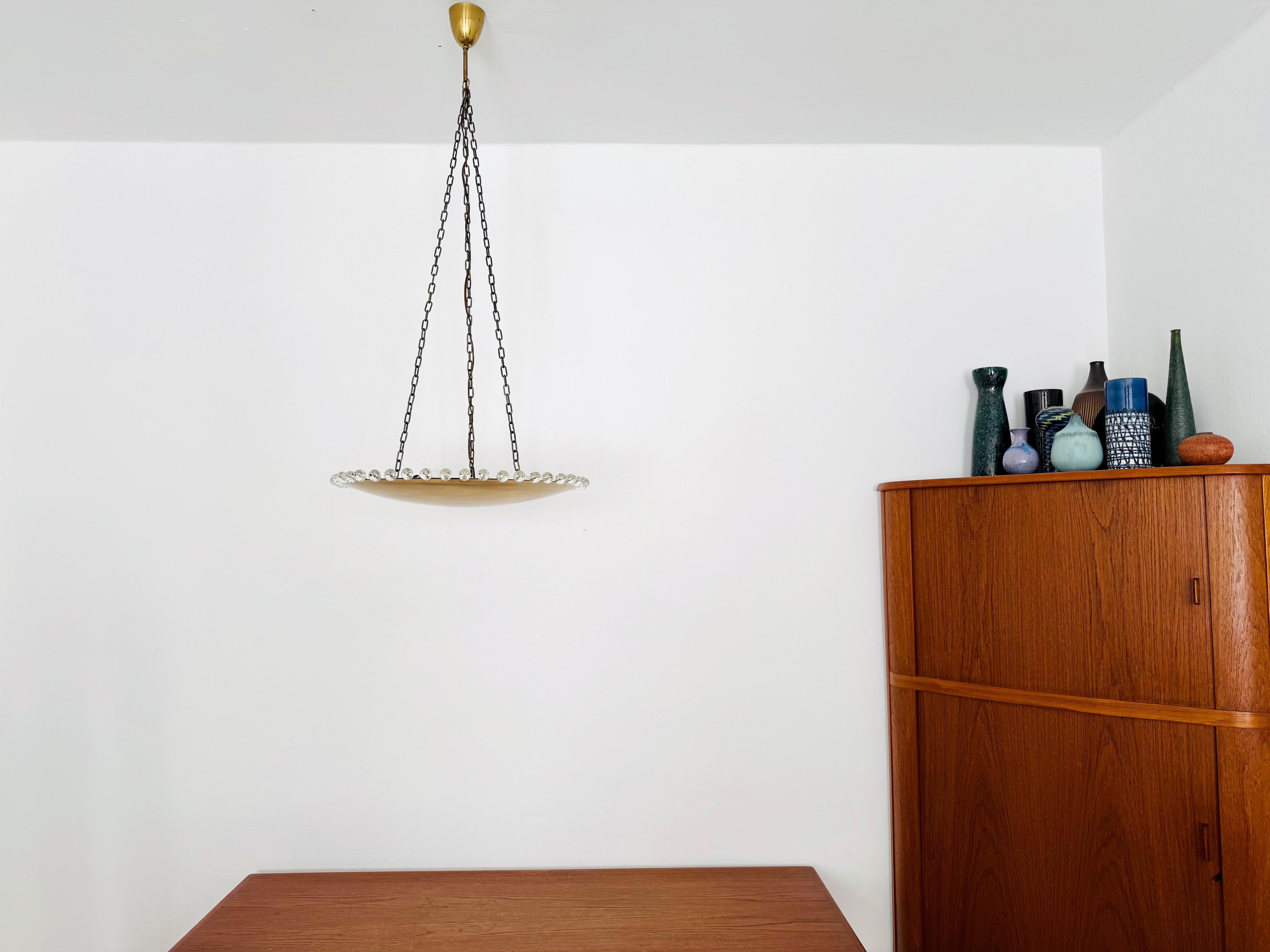 Milieu du XXe siècle Magnifique lampe suspendue en laiton avec cristaux de Rupert Nikoll en vente