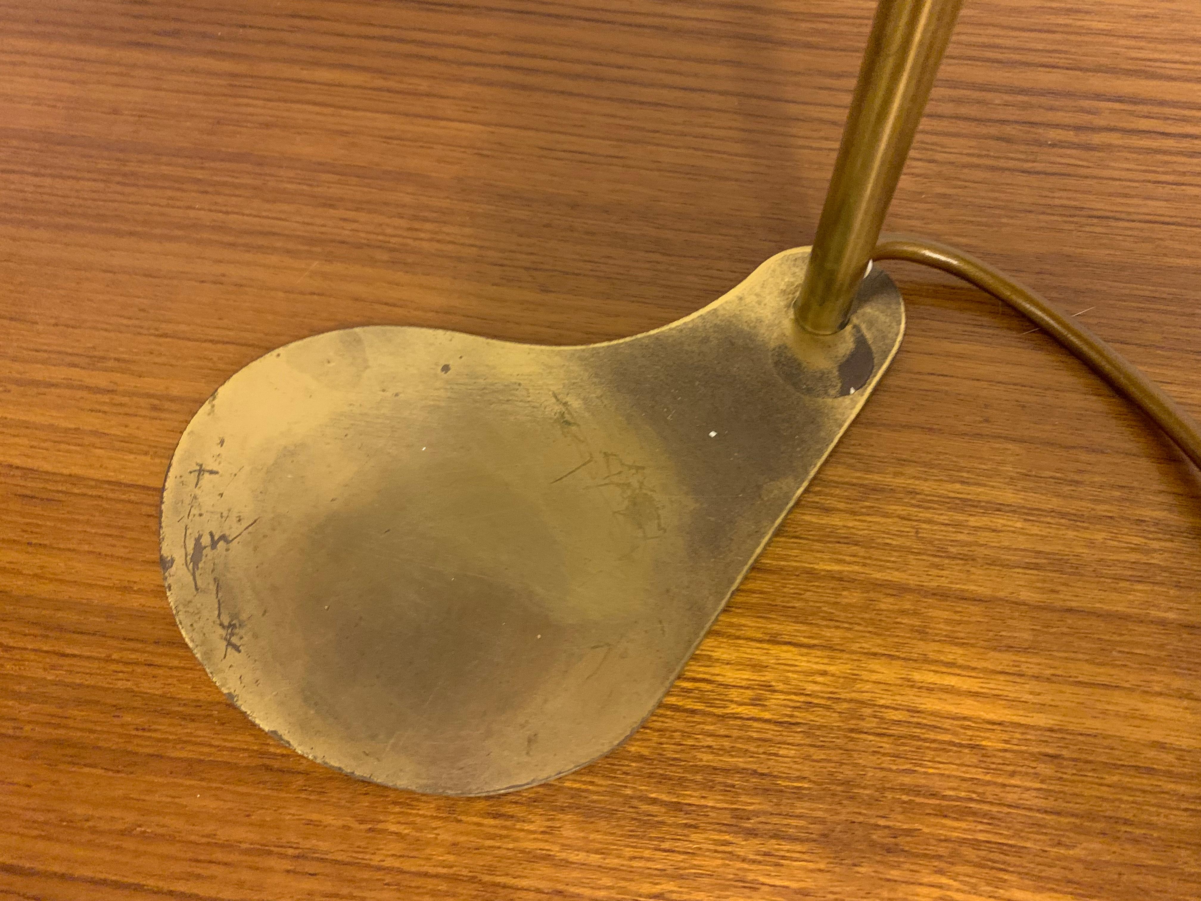 Mid-Century Modern Amazing Brass Table Lamp en vente