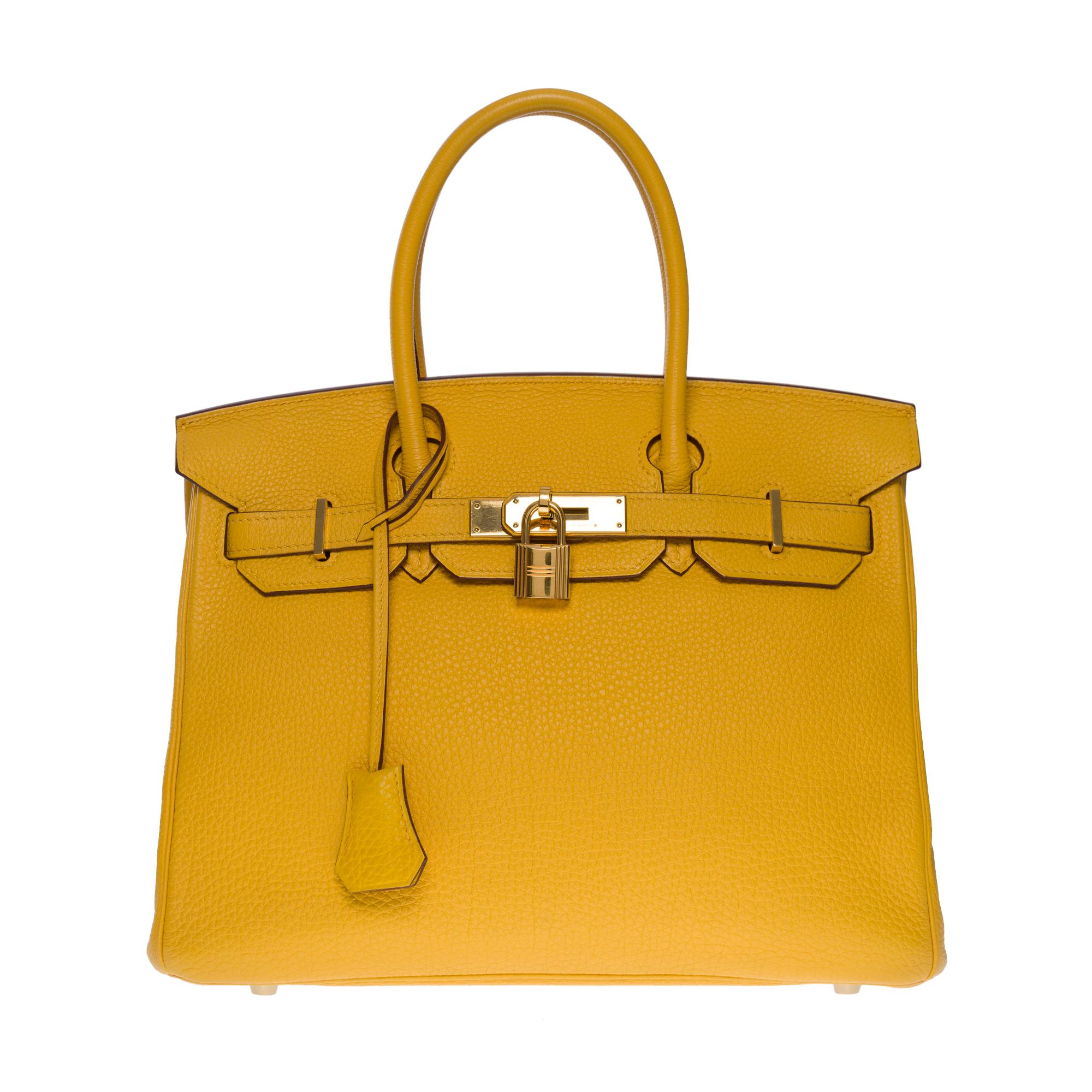 Außergewöhnliche & helle Hermes Birkin 30 Handtasche aus gelbem Togo-Leder, vergoldete Metallbeschläge, doppelter gelber Ledergriff zum Tragen in der Hand

Klappenverschluss
Gelbes Lederfutter, eine Tasche mit Reißverschluss, eine aufgesetzte