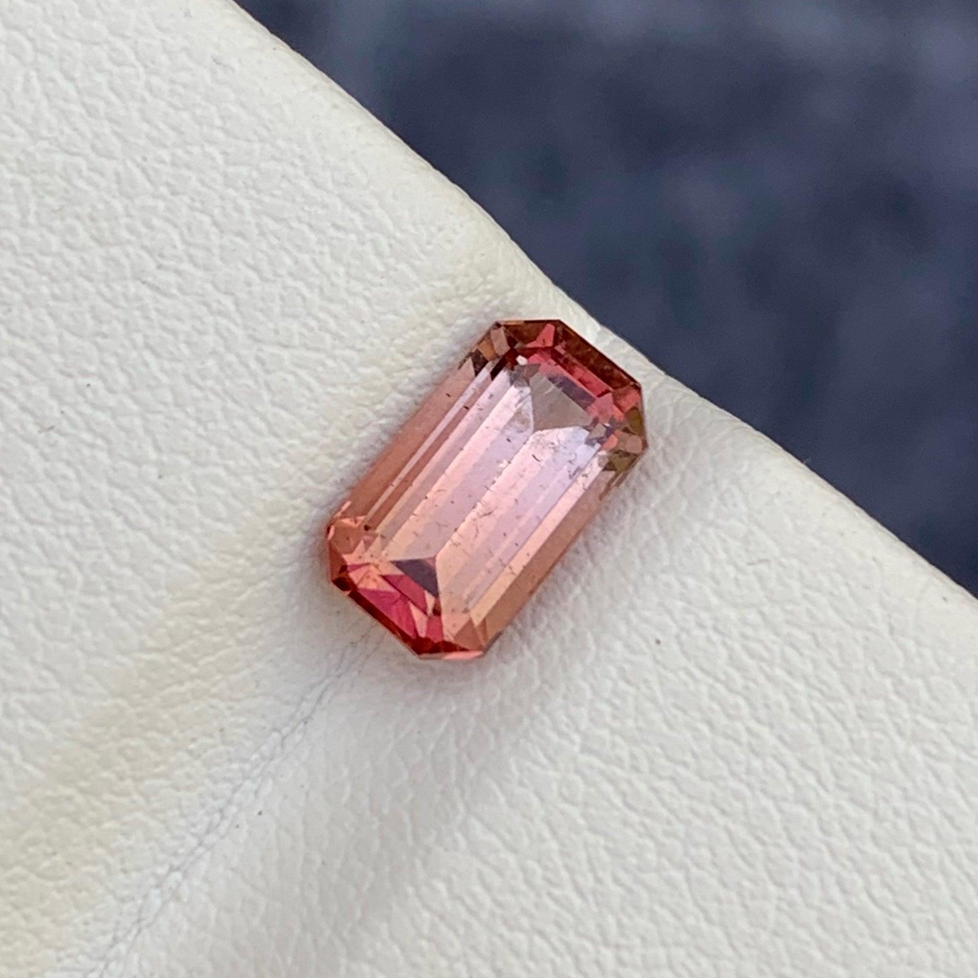 Taille émeraude Incroyable pierre de tourmaline rouge brunâtre de 1,85 carat pour bijoux en vente