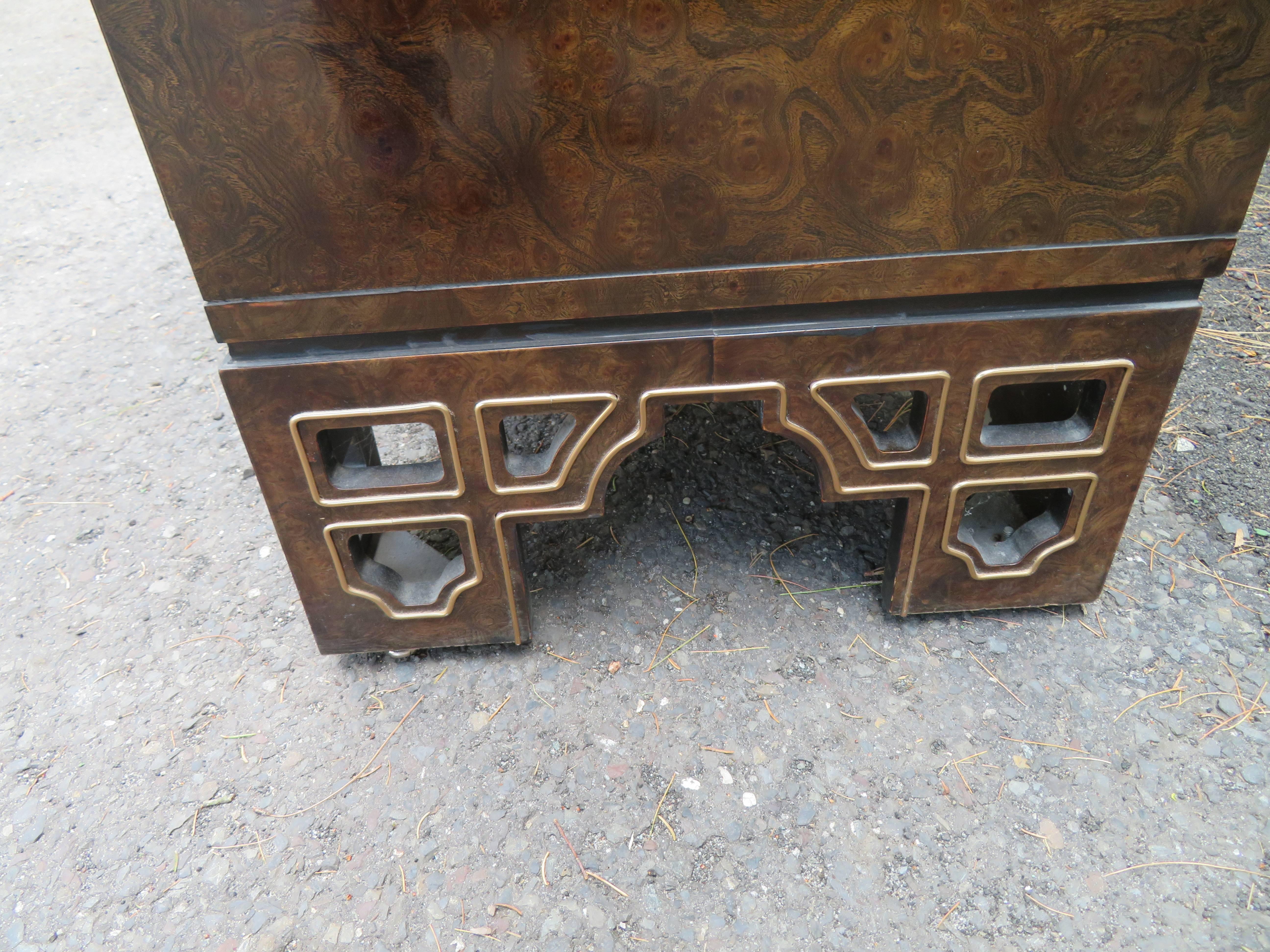 Magnifique commode haute deux-pièces Mastercraft en laiton et amboyna brûlé Chinoiserie en vente 4