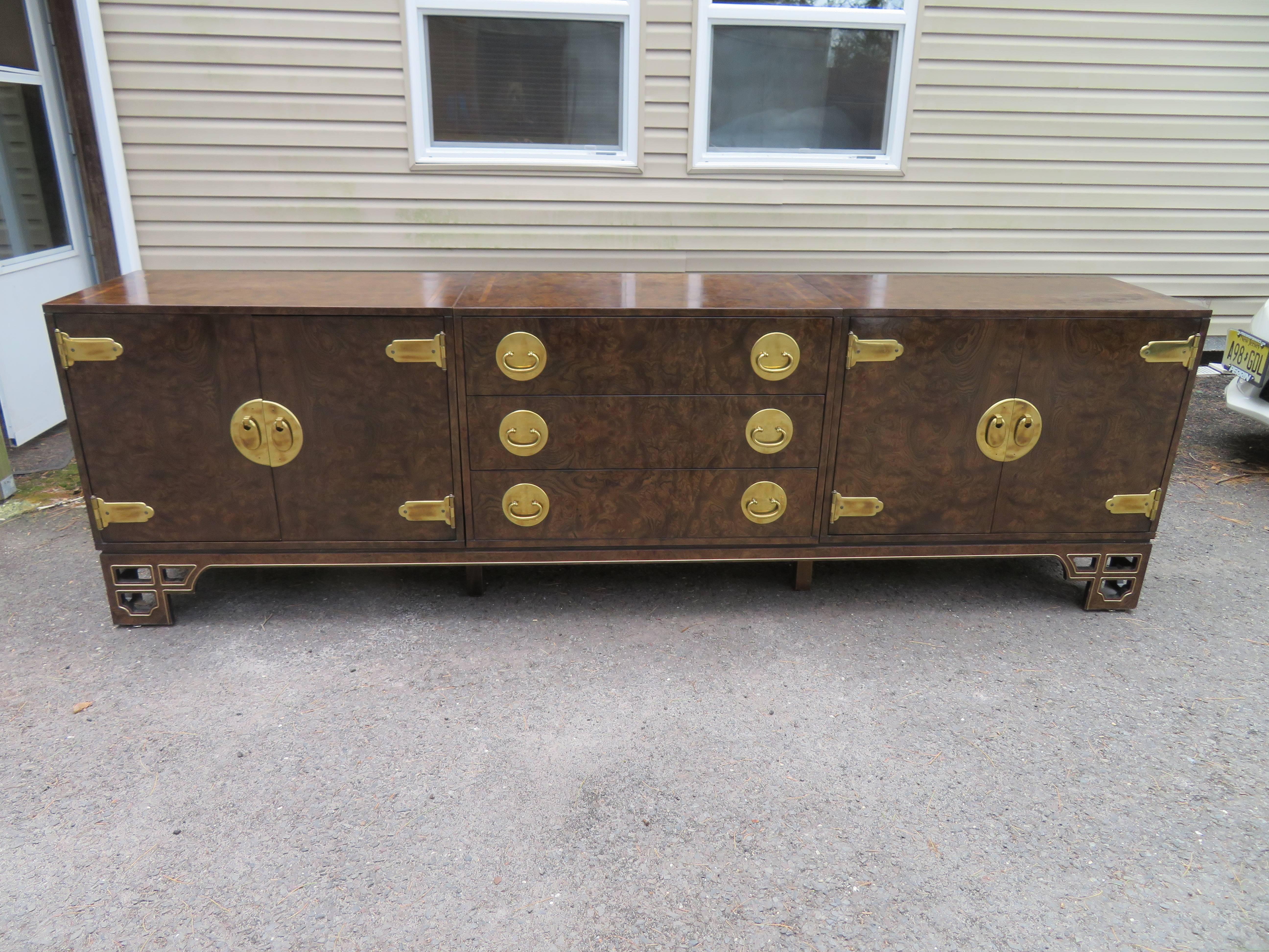 Amazing burled amboyna and brass three-piece chinoiserie Mastercraft credenza buffet. Wow ! est ce que vous direz quand vous verrez ce superbe ensemble d'armoires à trois pièces qui repose sur une base amovible - ce qui facilite le déplacement. Cet