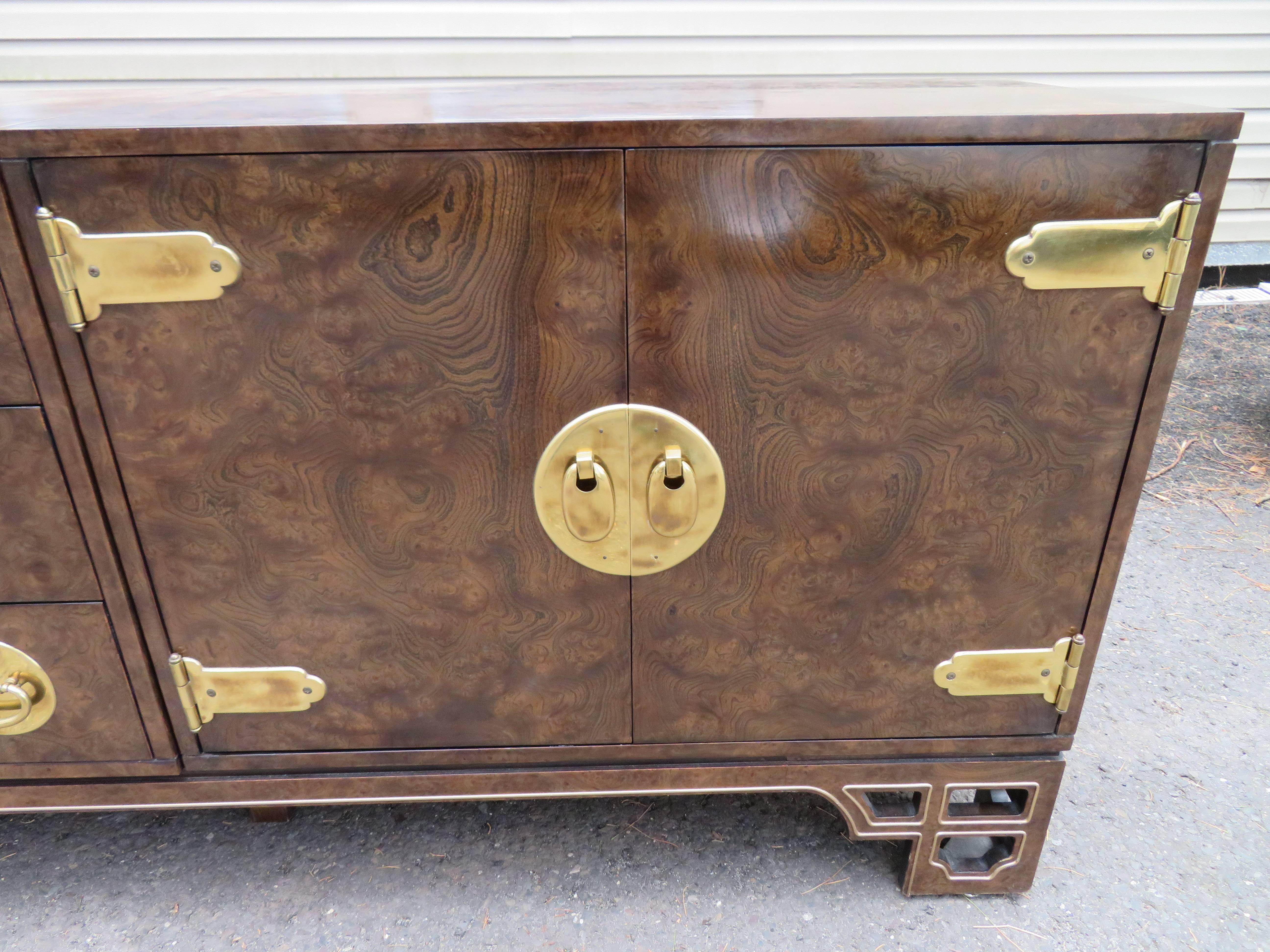 Magnifique buffet crédence trois pièces Mastercraft en laiton et amboyna ronceux Chinoiserie Bon état - En vente à Pemberton, NJ