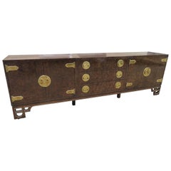 Magnifique buffet crédence trois pièces Mastercraft en laiton et amboyna ronceux Chinoiserie