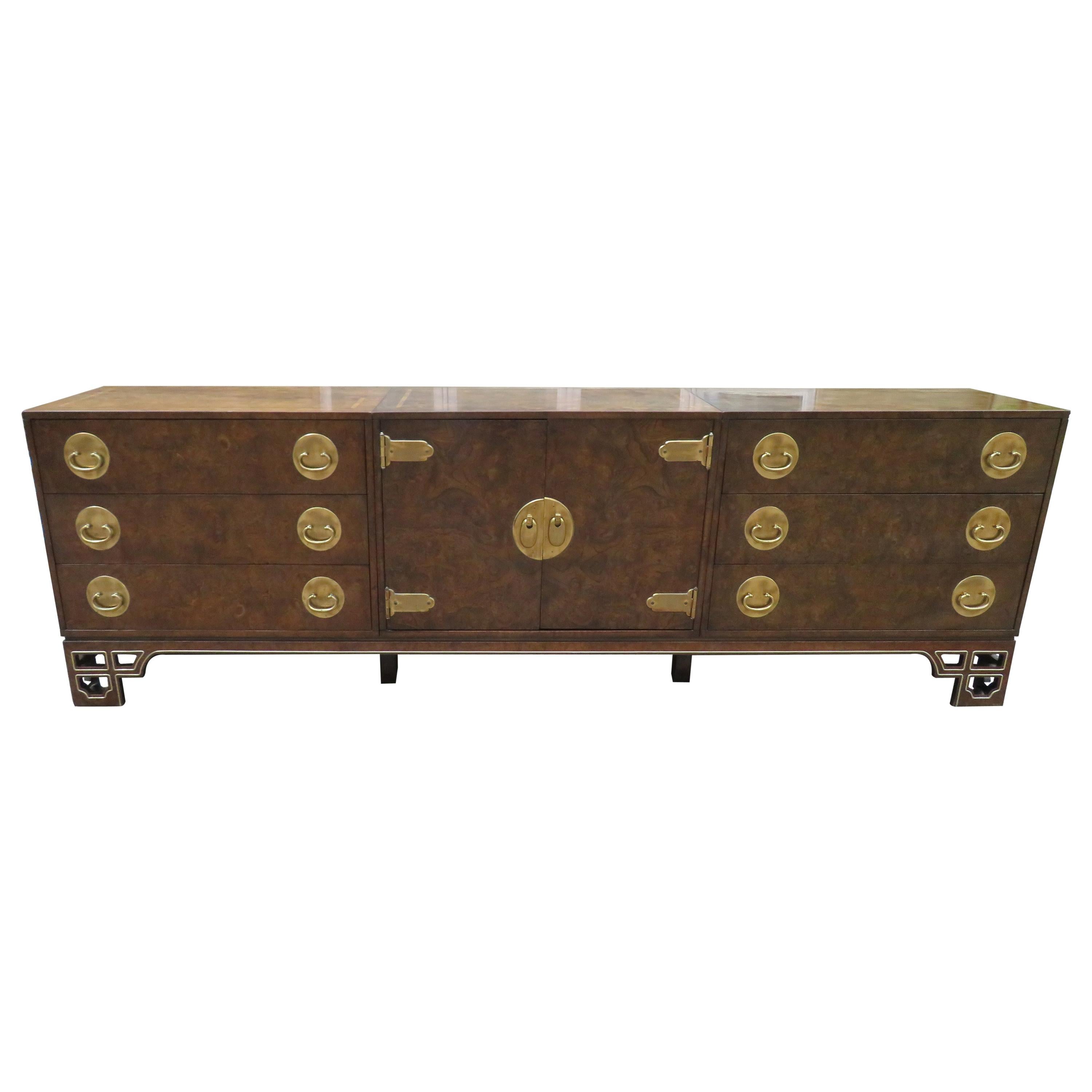 Magnifique buffet crédence Mastercraft trois pièces en laiton amboyna brûlé Chinoiserie en vente