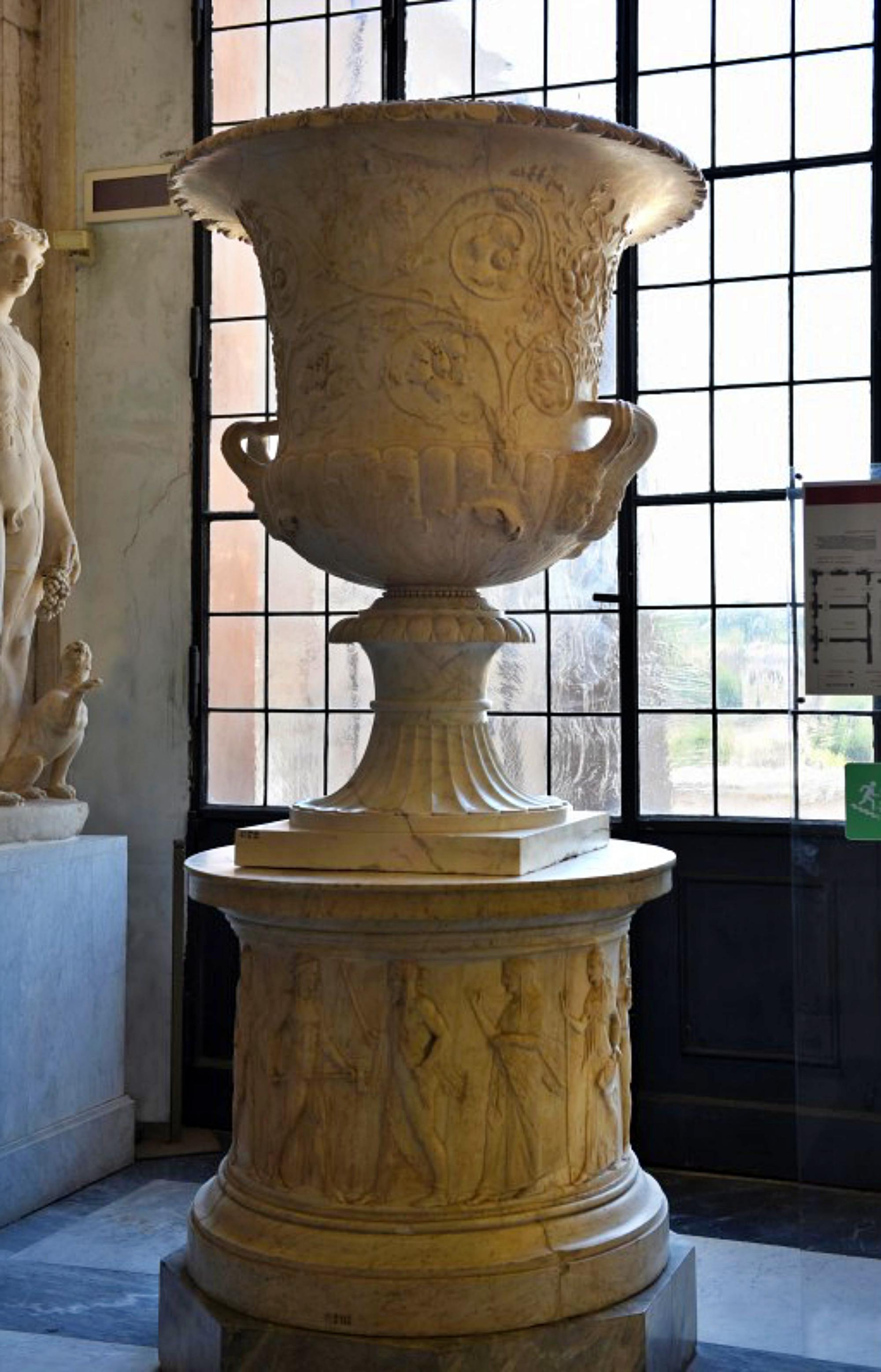 CAPITOLINE VASE OF PYRANESI BELL-SHAPED CRATER DECORATED WITH FLORAL SWIRLS AND ACANTUS LEAVES early 20th Century

Roman vase from the Classical era (1st century AD).
Bell-shaped krater decorated with floral scrolls and acanthus leaves.
This