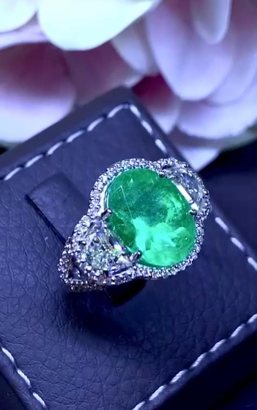 An exquisite and fabulous ring in 18k gold with Colombia emerald ct 5,32, two side diamonds ct 0,52+ 0,51 , and around diamonds ct 0,40, F/VS(top quality).
Handmade by artisan goldsmith.
Excellent manufacture.
Complete of AIG report.
