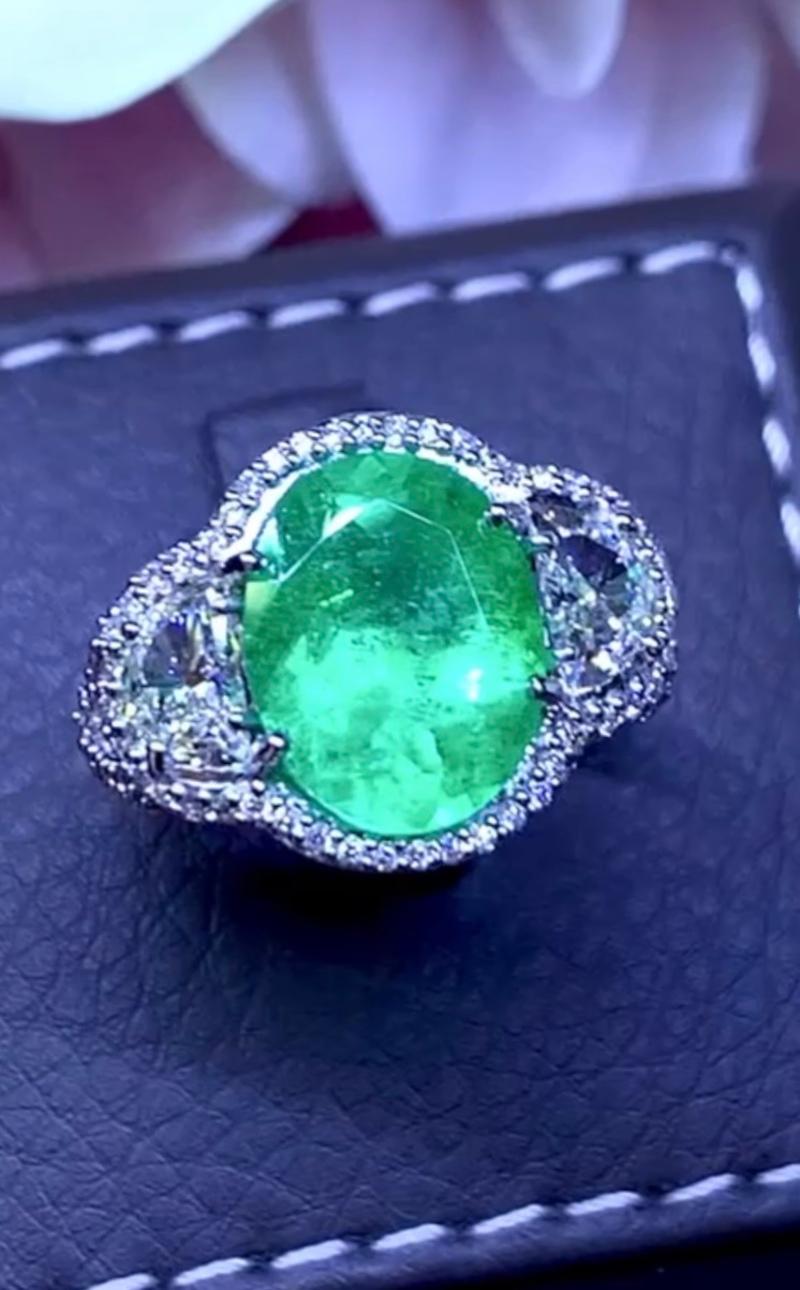 Amazing Certified Ct 5, 32 of Colombia Emerald and Diamonds on Ring In New Condition For Sale In Massafra, IT