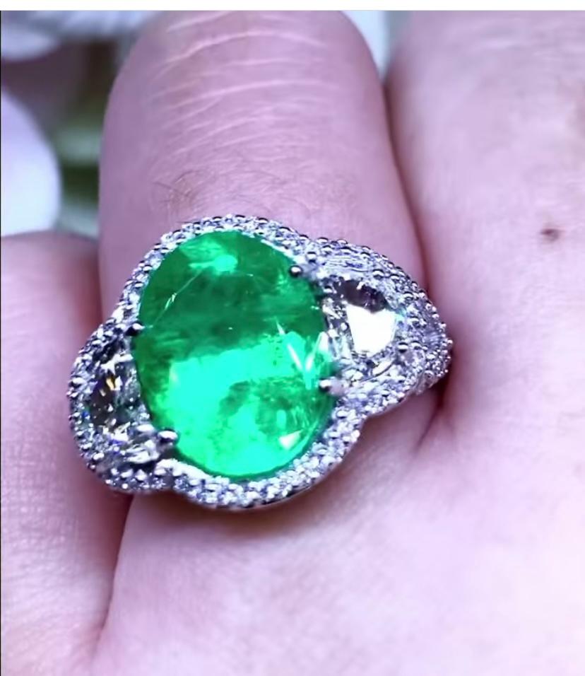 Amazing Certified Ct 5, 32 of Colombia Emerald and Diamonds on Ring For Sale 1