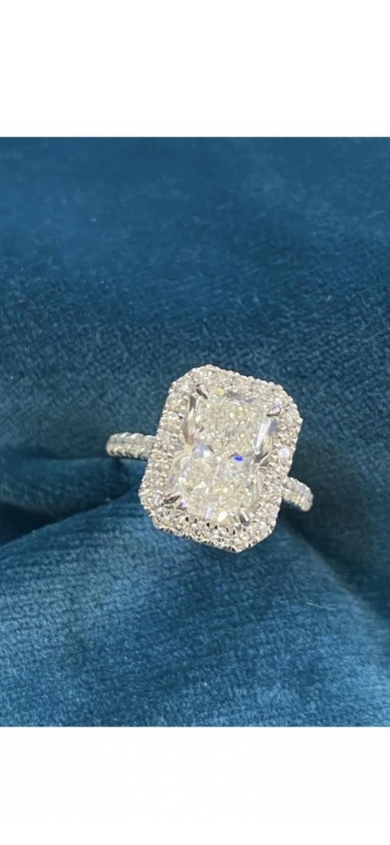 Radiant Cut Amazing Certified GIA Ct 2, 00 of Radiant Diamonds on Ring For Sale