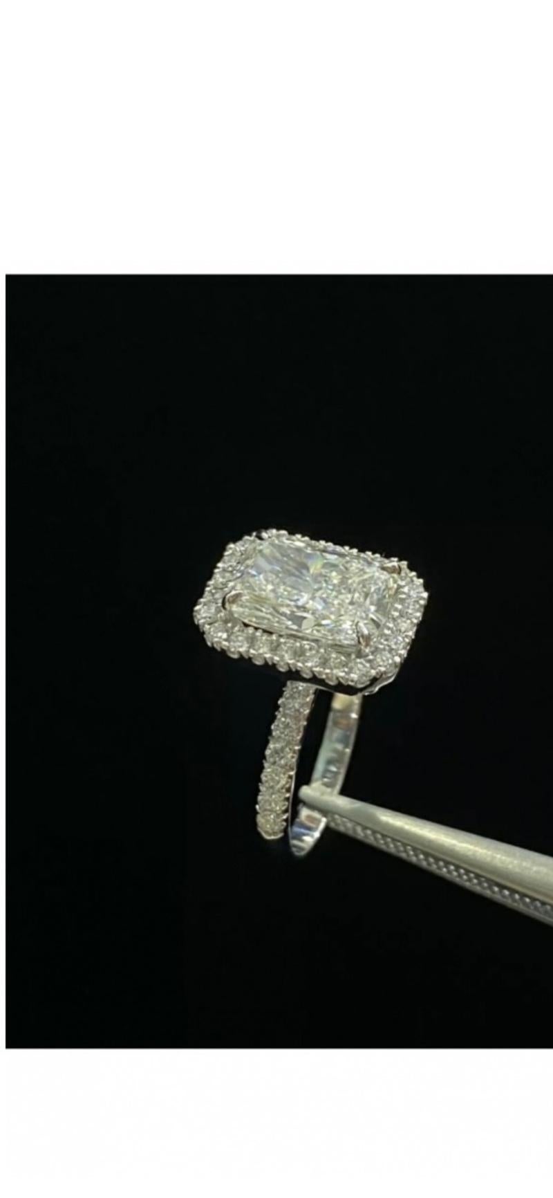 Amazing Certified GIA Ct 2, 00 of Radiant Diamonds on Ring In New Condition For Sale In Massafra, IT