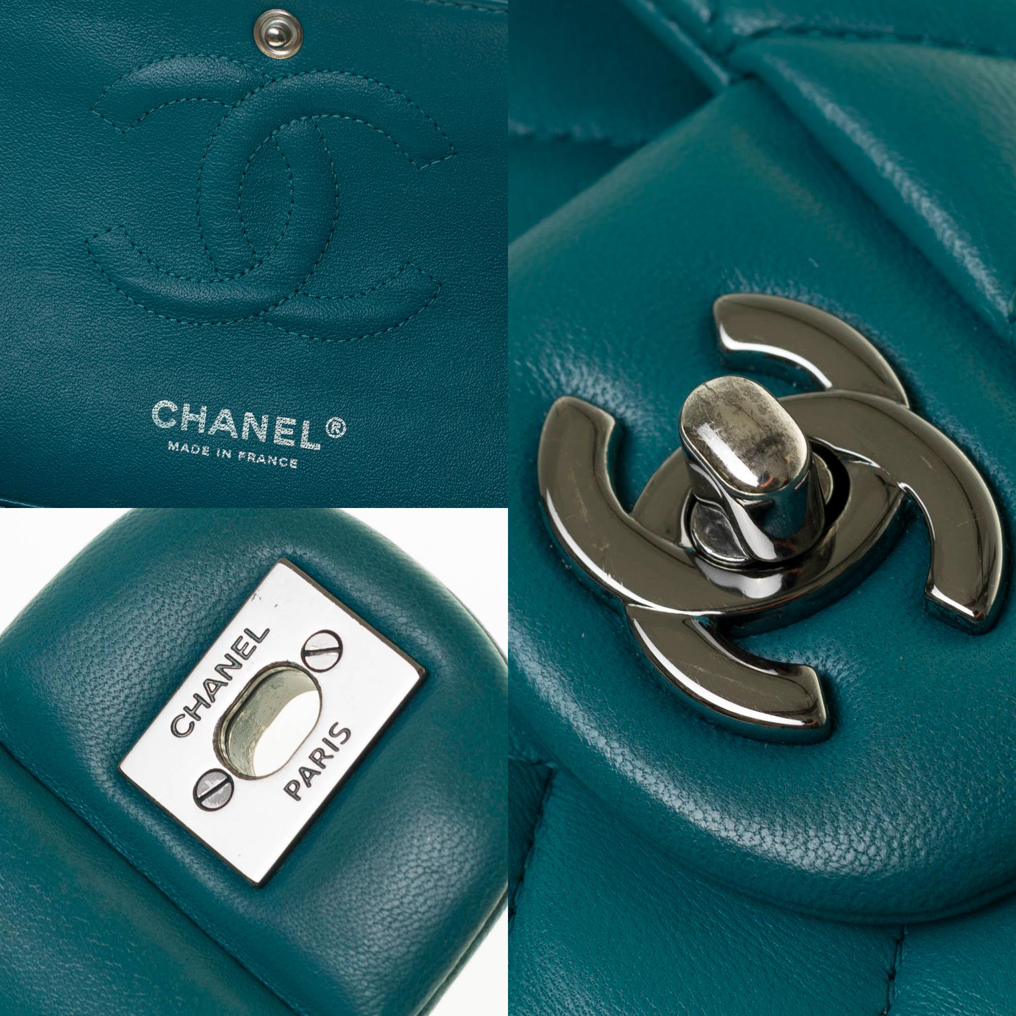 Women's Amazing Chanel 2.55 handbag in green quilted lamb leather, Silver hardware