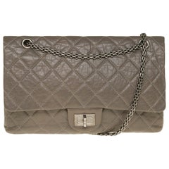 Amazing Chanel 2.55 Jumbo shoulder bag in grey quilted leather, Silver hardware