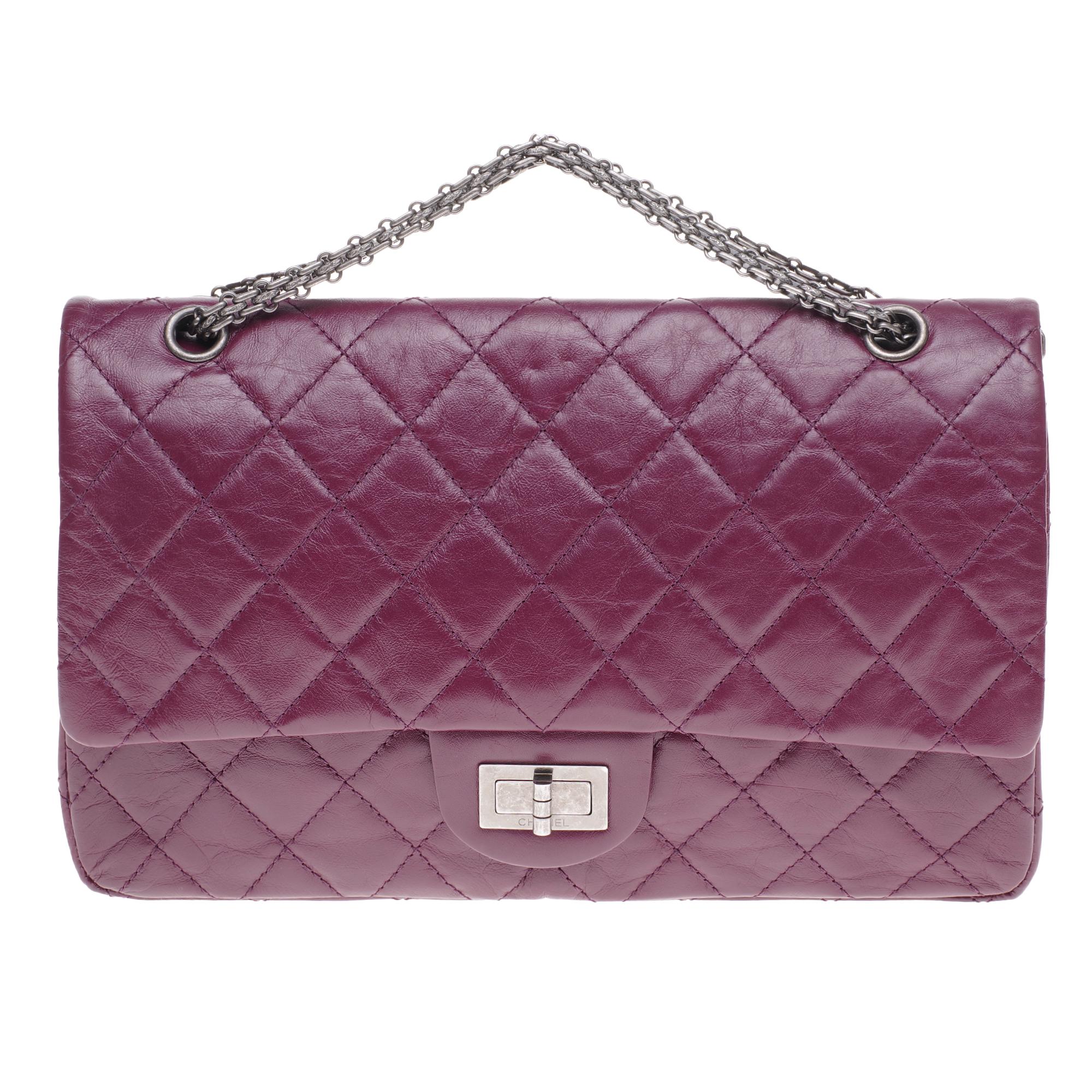 Majestic and just as Splendid Chanel 2.55 handbag in quilted leather color Plum aged effect, matte silver metal trim, a chain handle transformable in matte silver metal allowing a shoulder or crossbody wear.

Mademoiselle closure in matte silver