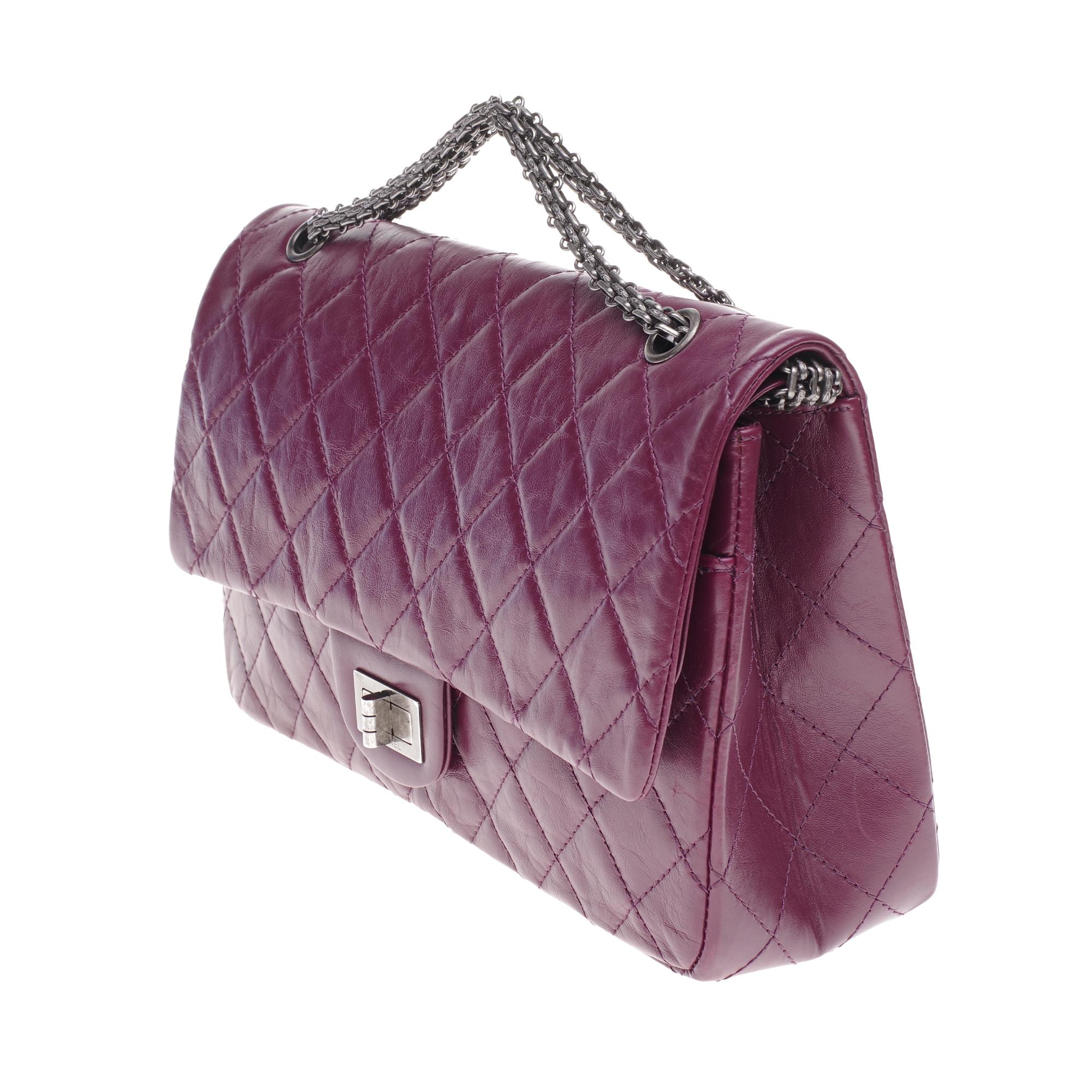 Amazing Chanel 2.55 Reissue handbag in plum quilted leather In Excellent Condition In Paris, IDF