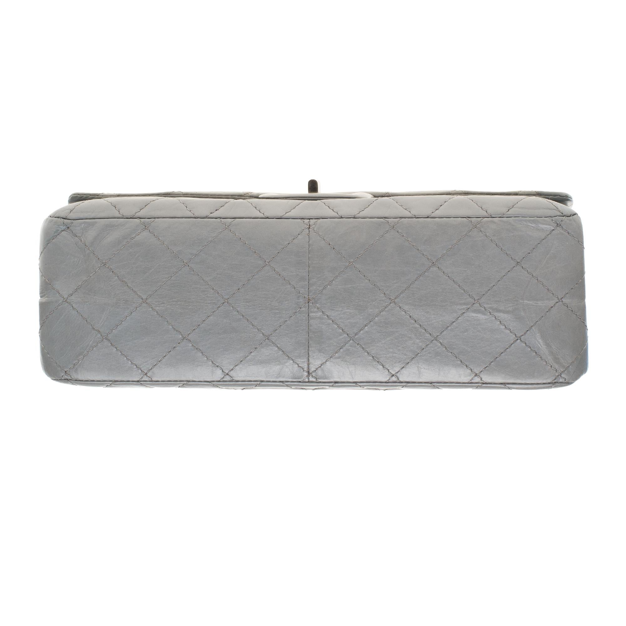 Amazing Chanel 2.55 Reissue shoulder bag in grey quilted leather 3