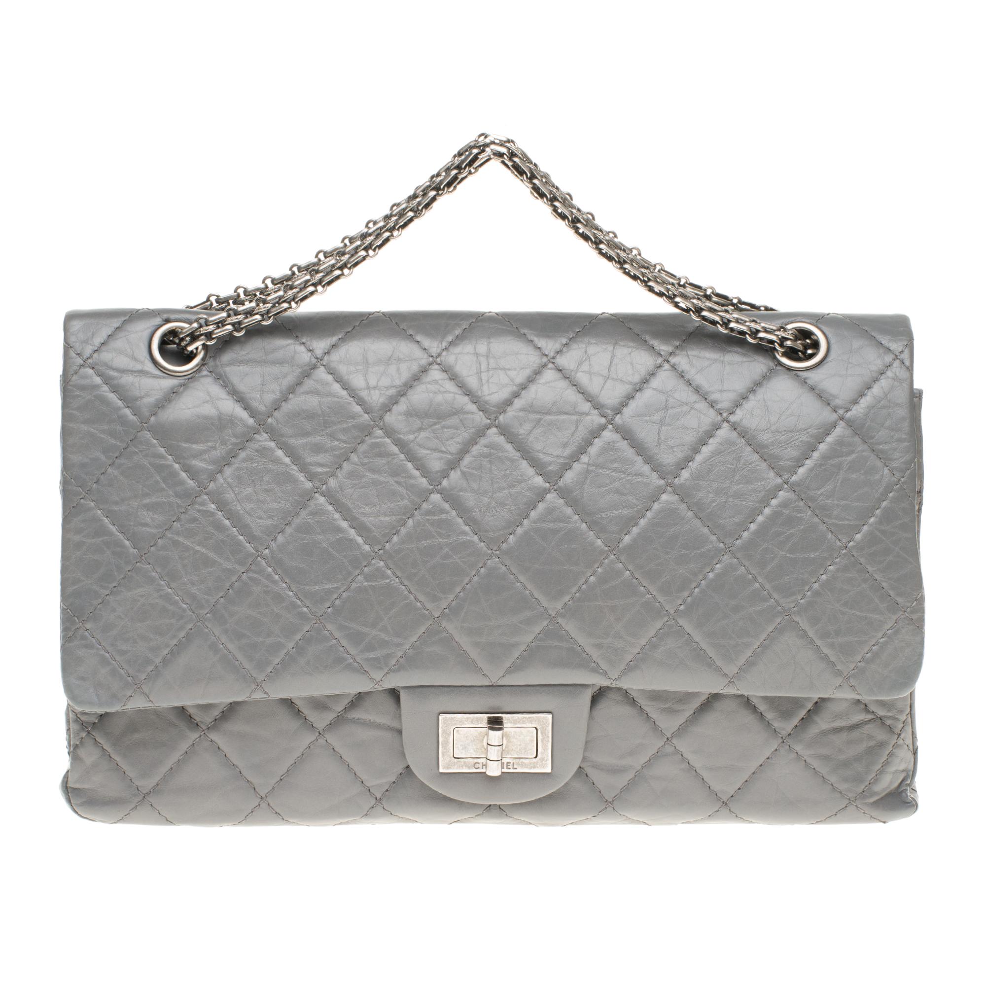 Majestic and just as Splendid Chanel 2.55 handbag in quilted leather color Grey aged effect, matte silver metal trim, a chain handle transformable in matte silver metal allowing a shoulder or crossbody wear.

Mademoiselle closure in matte silver