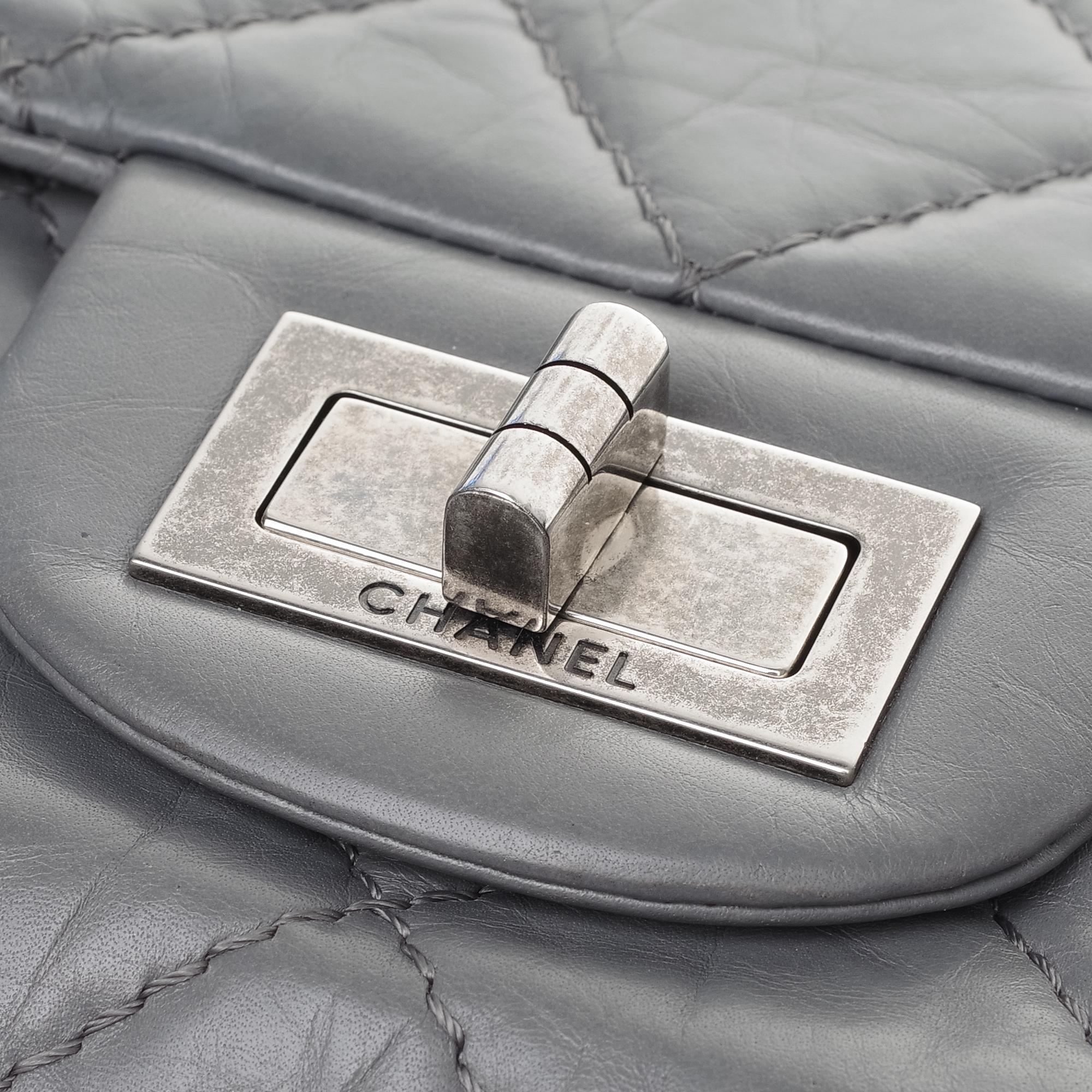 Amazing Chanel 2.55 Reissue shoulder bag in grey quilted leather In Excellent Condition In Paris, IDF