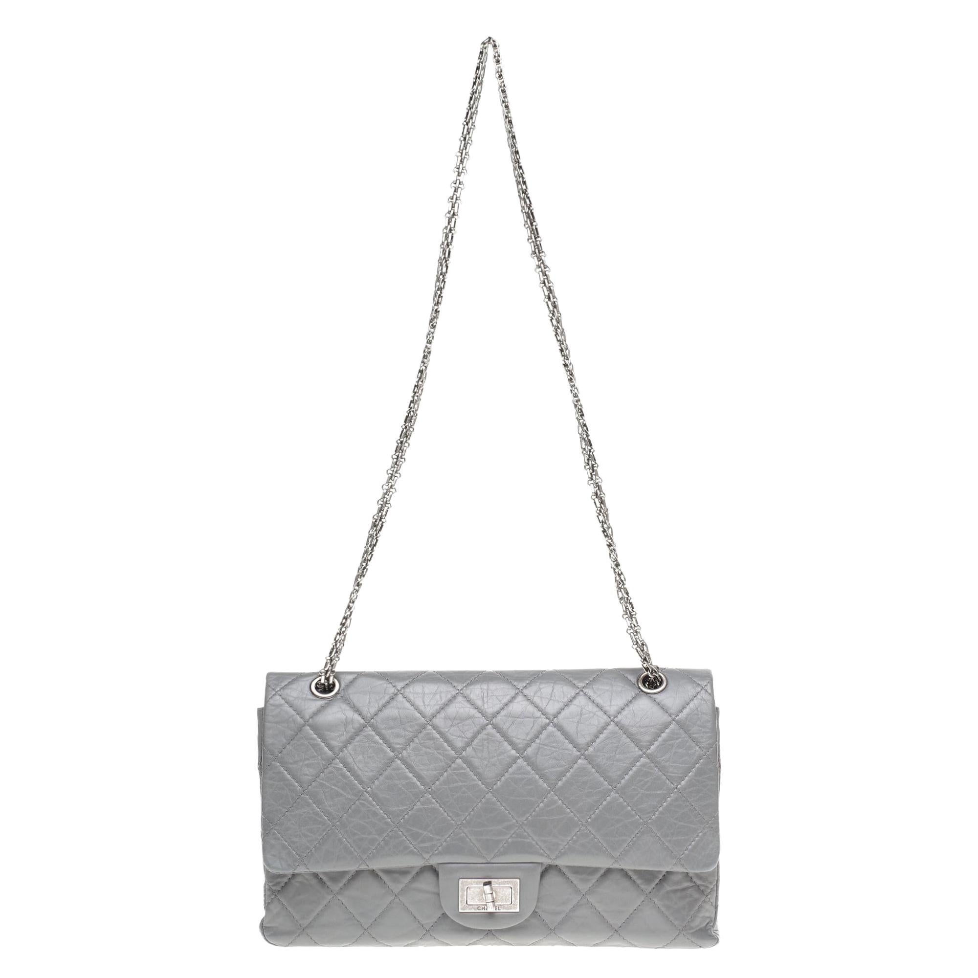 Amazing Chanel 2.55 Reissue shoulder bag in grey quilted leather