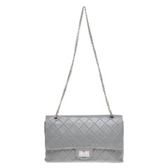Amazing Chanel 2.55 Reissue shoulder bag in grey quilted leather