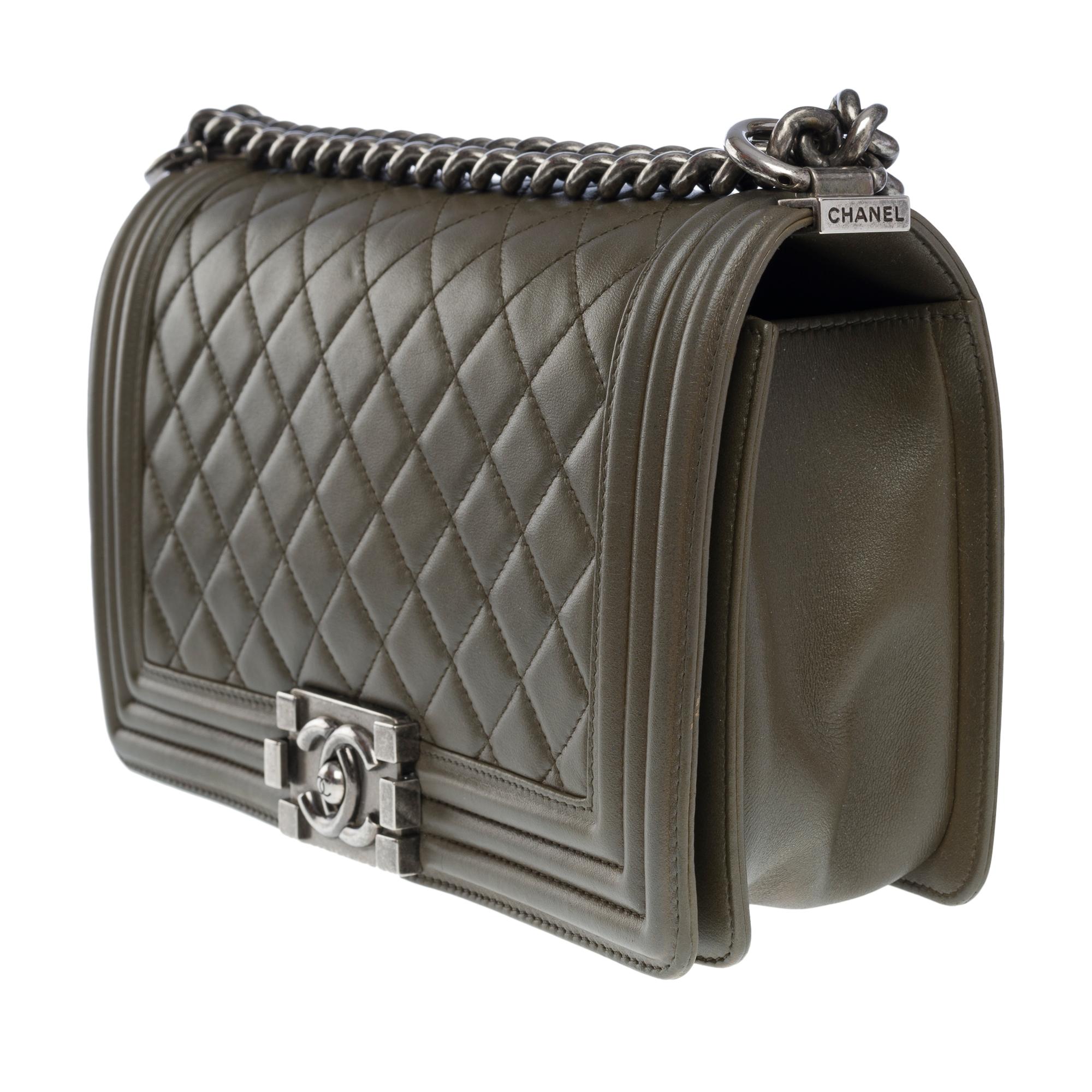 Amazing Chanel Boy Old medium shoulder bag in Khaki quilted leather, SHW In Good Condition For Sale In Paris, IDF