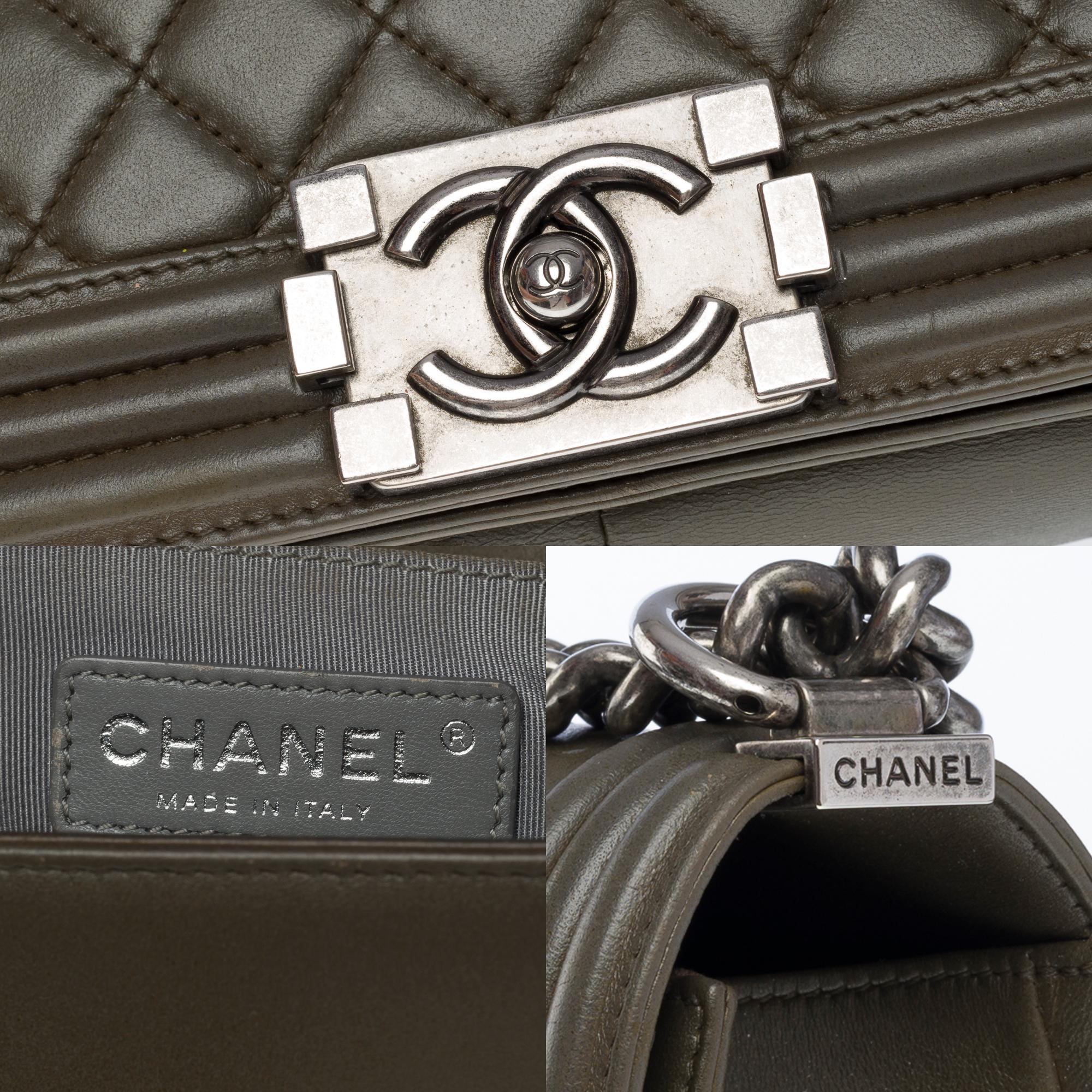 Außergewöhnliche Chanel Boy Old Medium Umhängetasche aus gestepptem Leder in Khaki, SHW im Angebot 1