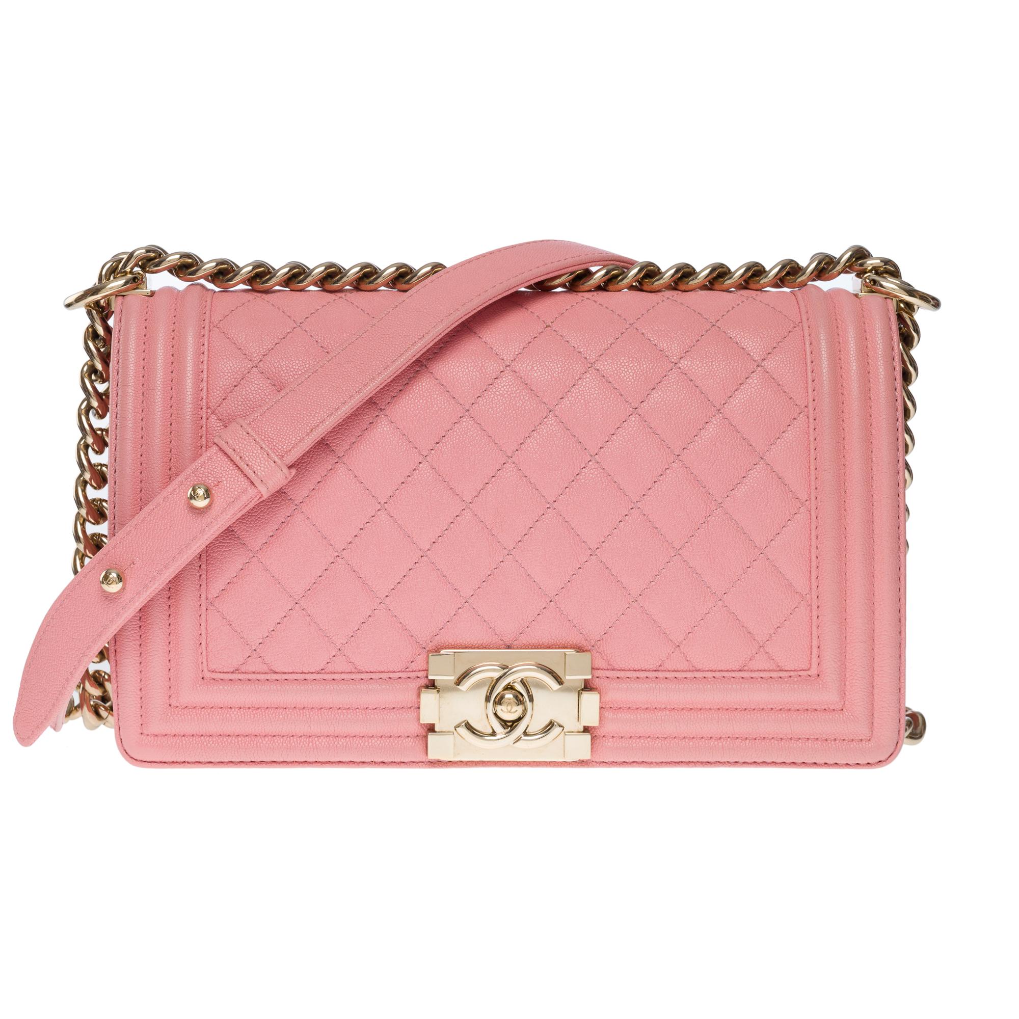 The iconic Chanel Boy old medium shoulder bag in pink quilted caviar leather, silver metal hardware, an adjustable silver metal chain handle for a shoulder or shoulder strap

A silver metal closure on the flap
Inner lining in pink canvas, one patch